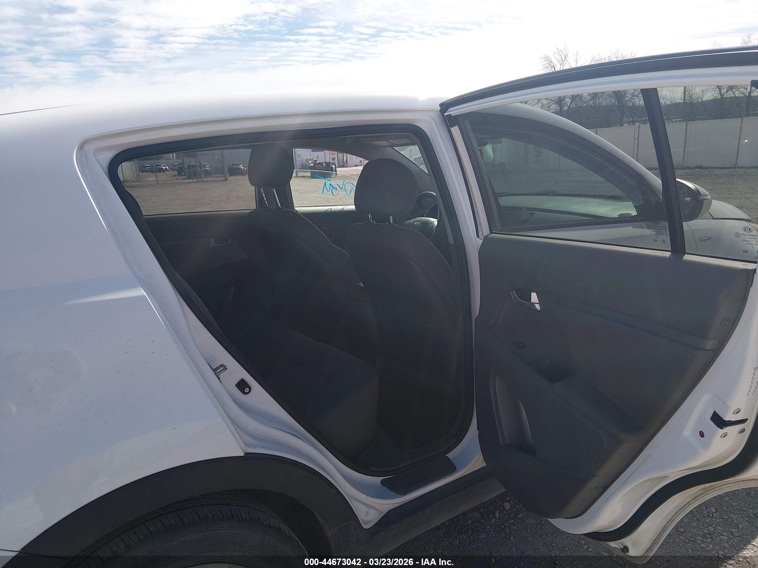 KIA SPORTAGE image 8