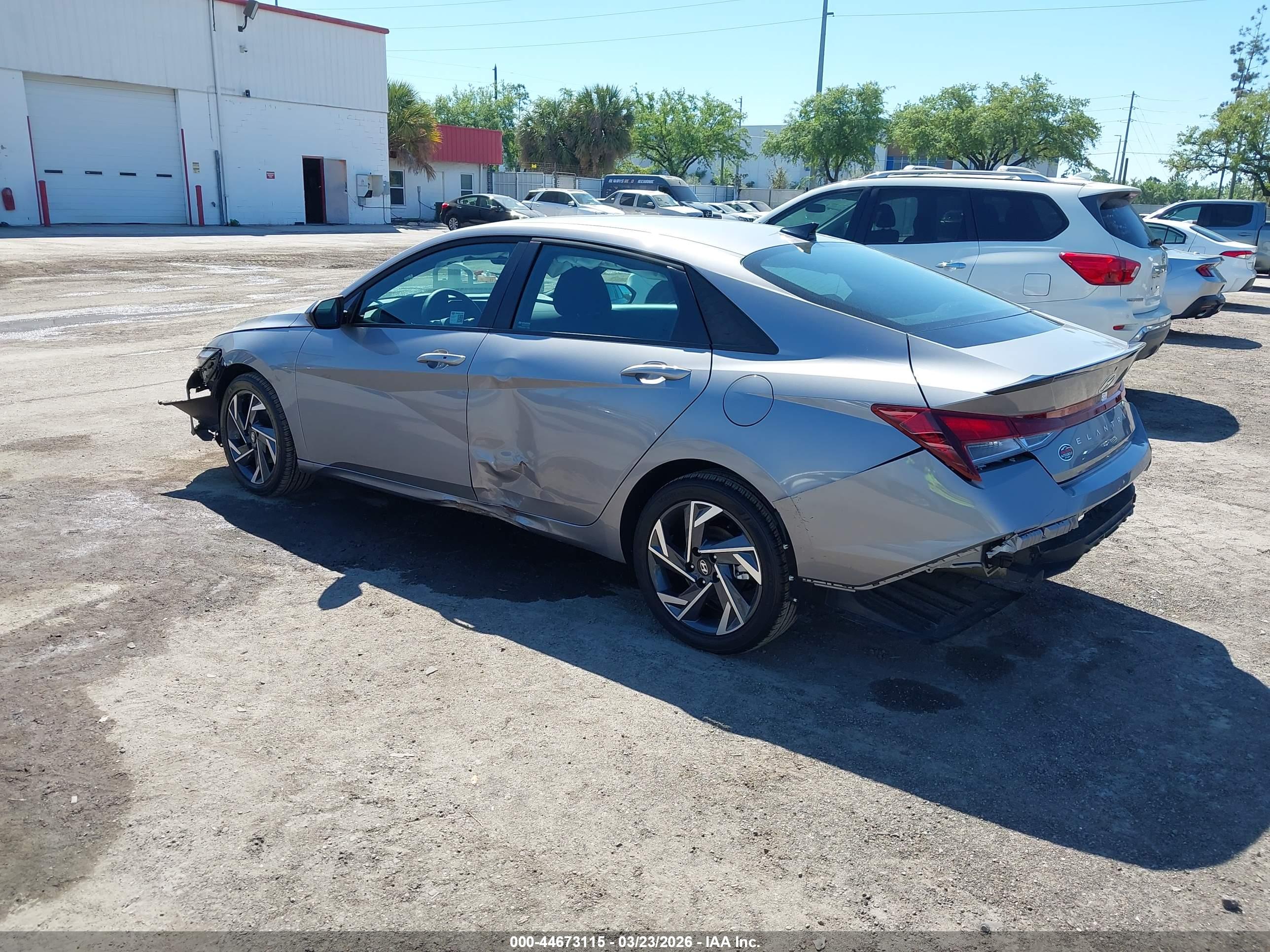 HYUNDAI ELANTRA image 3