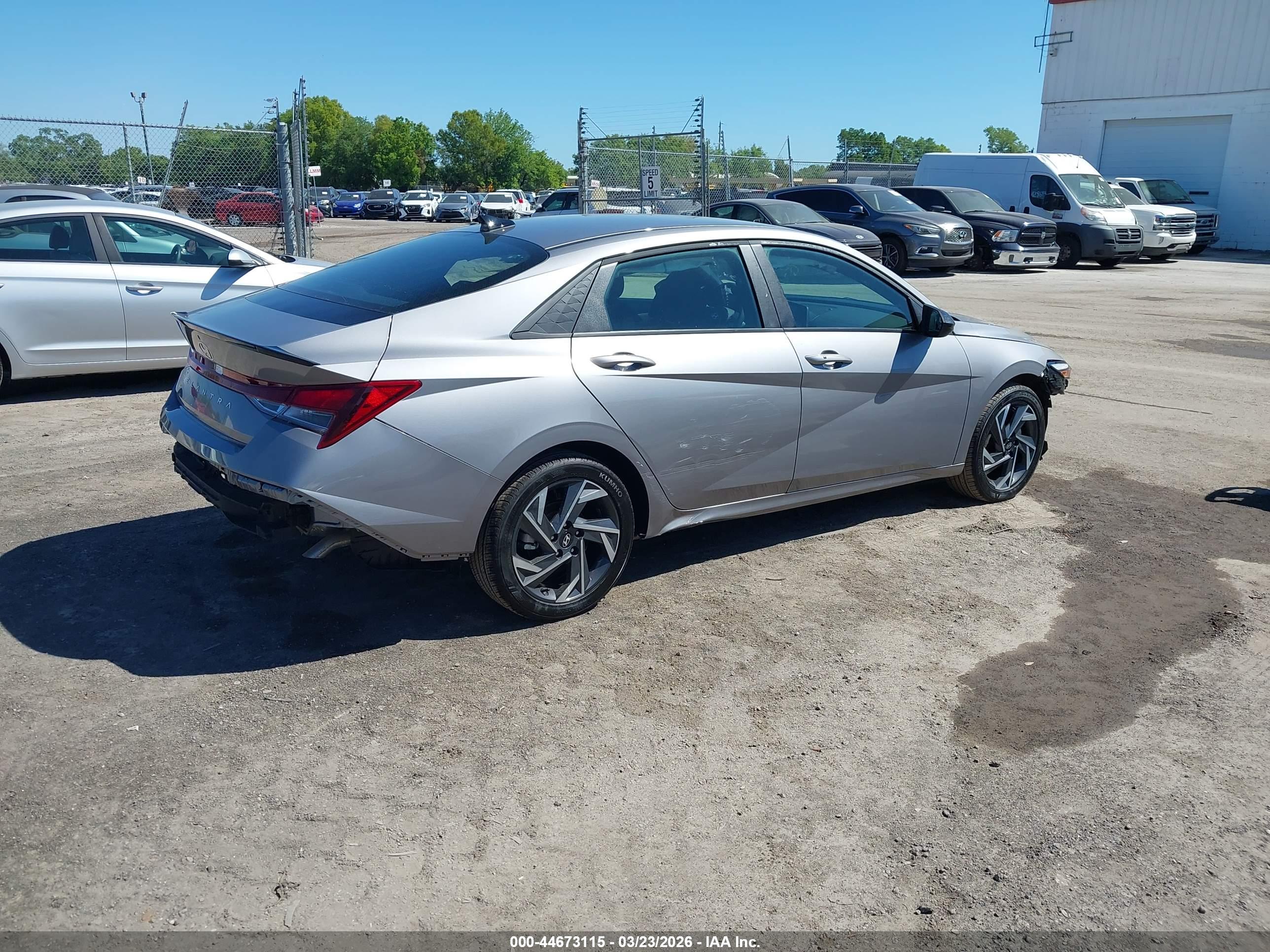 HYUNDAI ELANTRA image 4