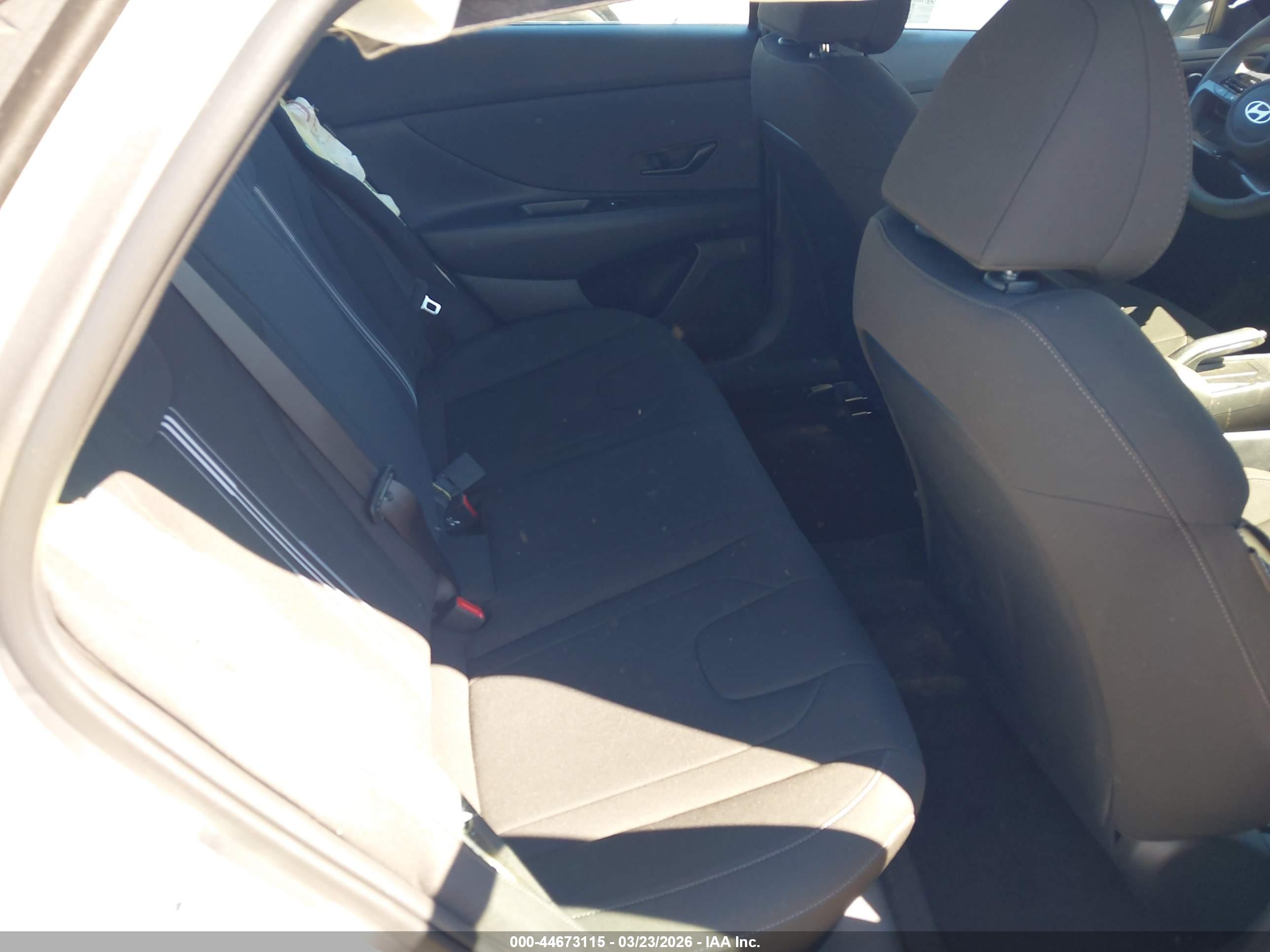 HYUNDAI ELANTRA image 8