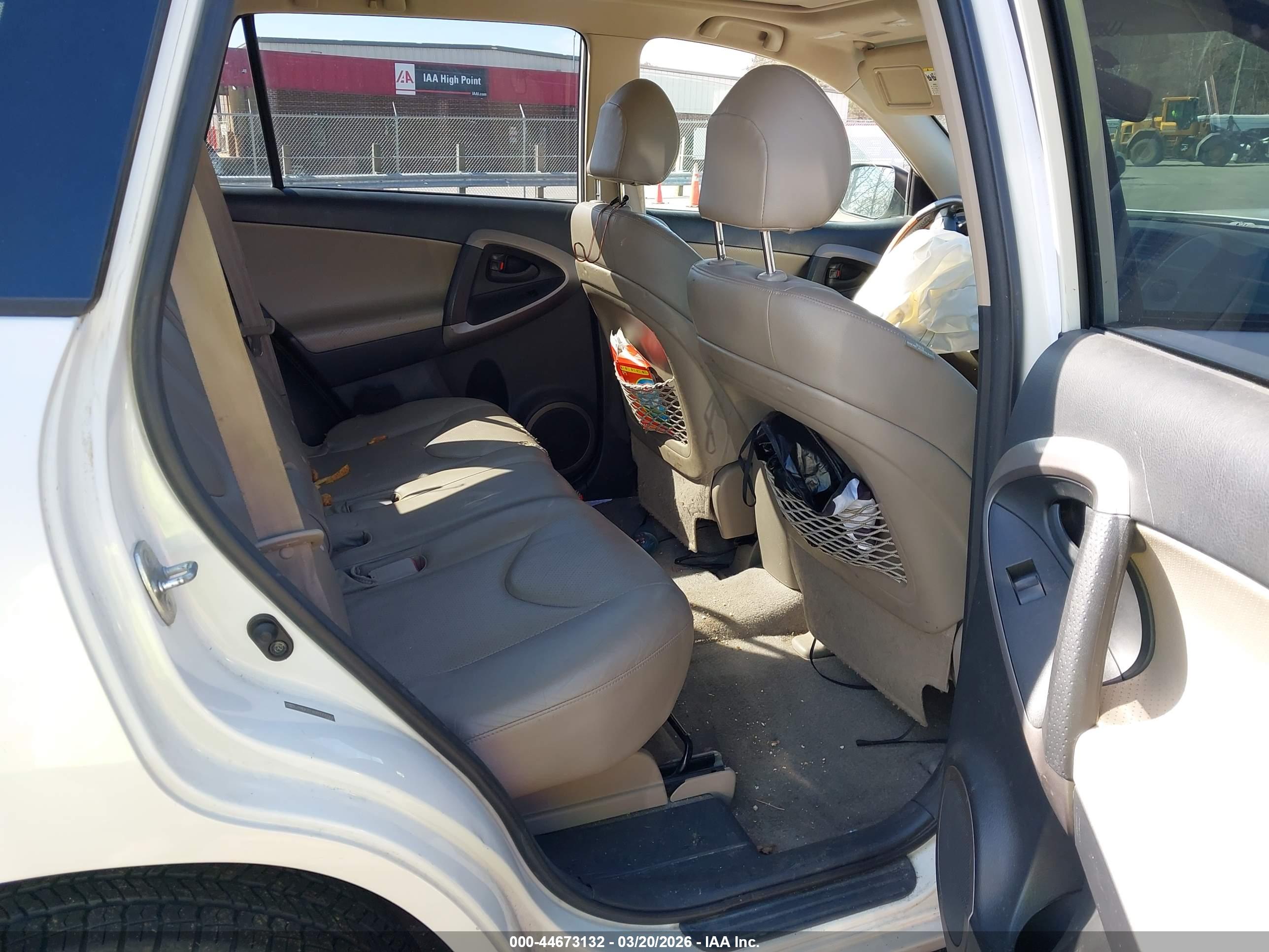 TOYOTA RAV4 image 8