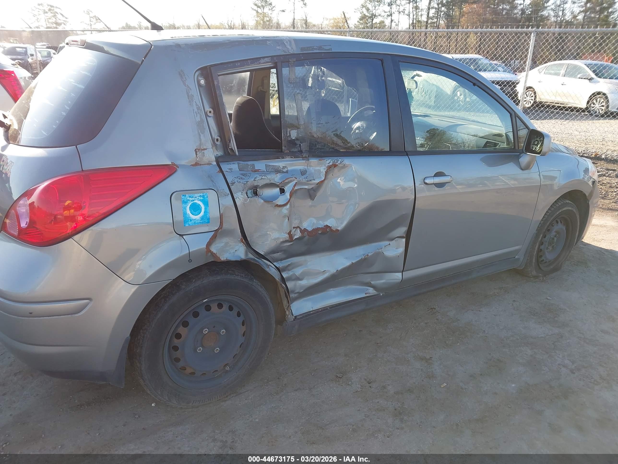 NISSAN VERSA image 6