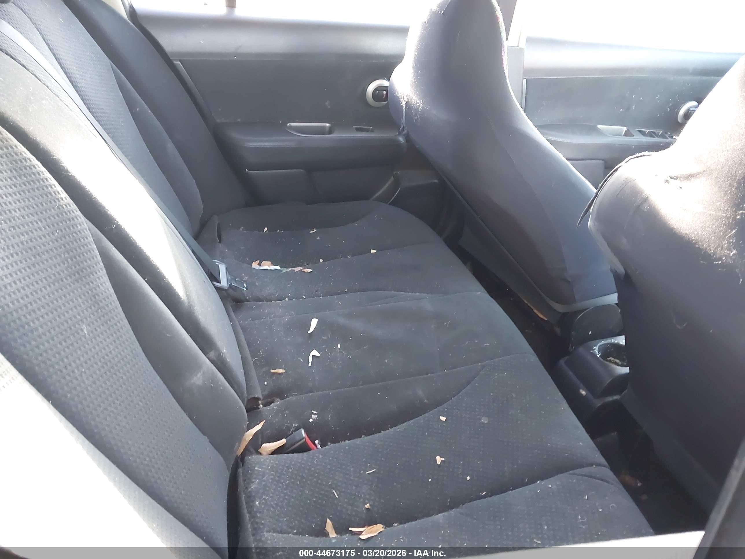 NISSAN VERSA image 8