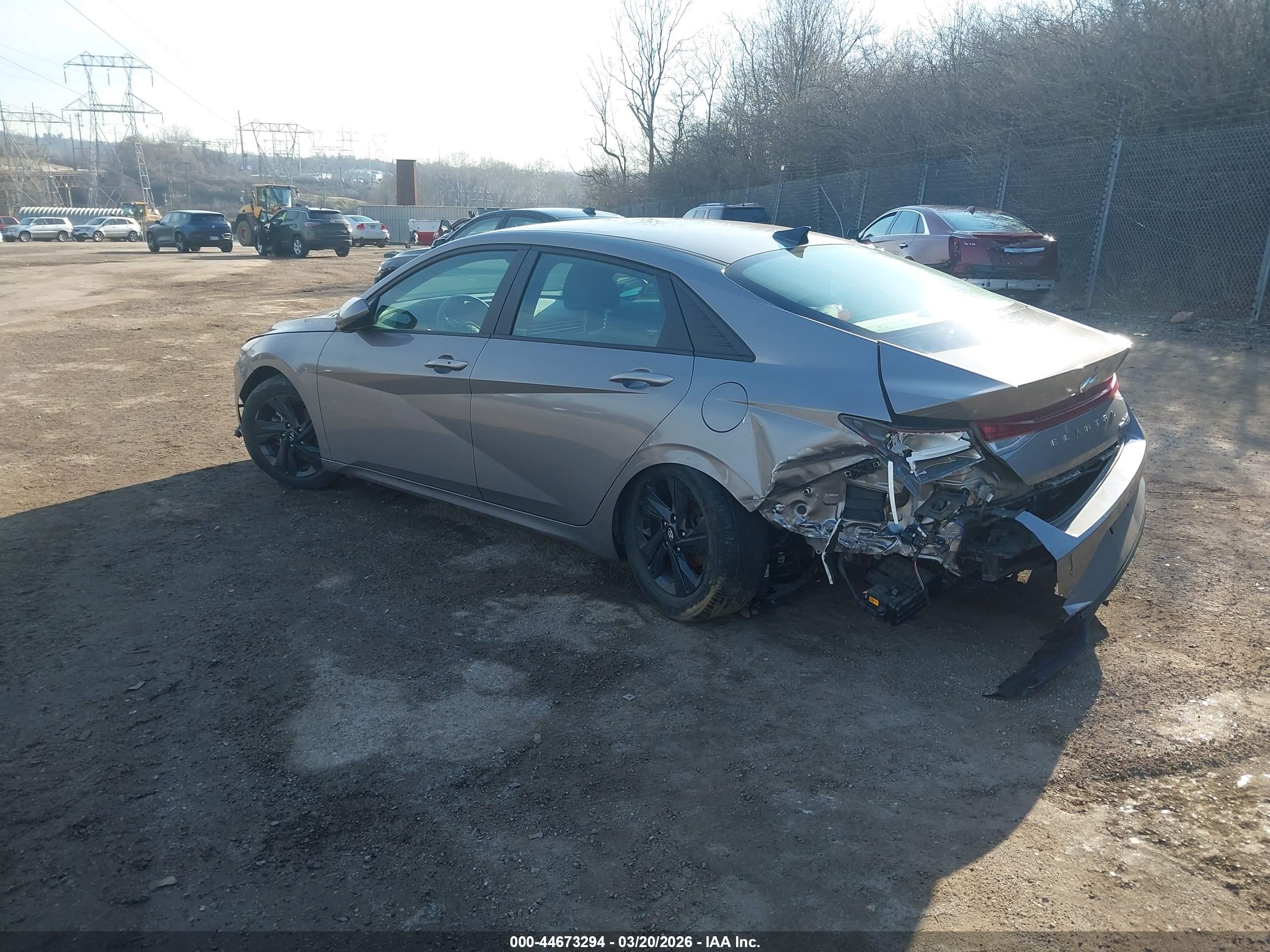 HYUNDAI ELANTRA image 3