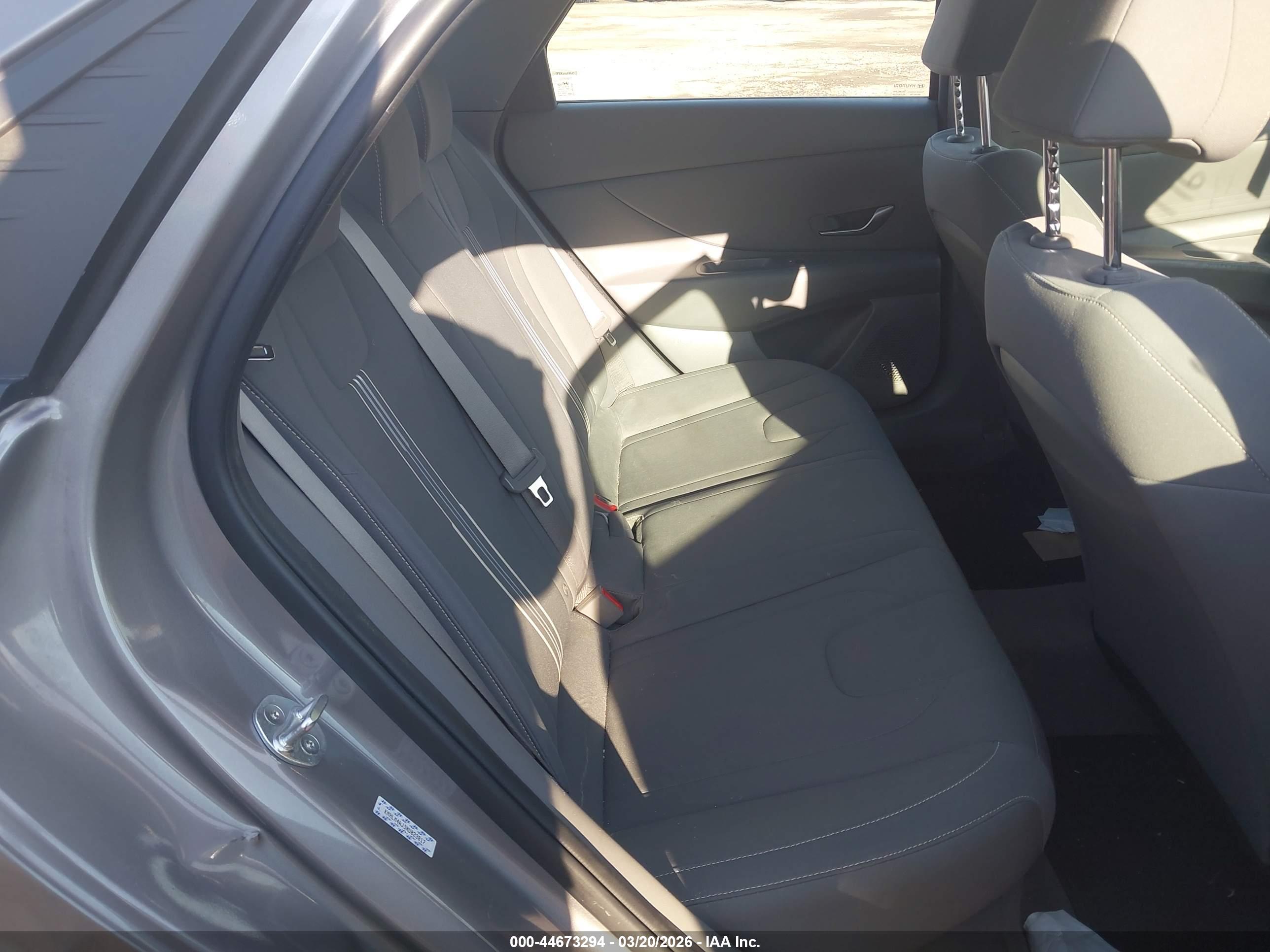 HYUNDAI ELANTRA image 8