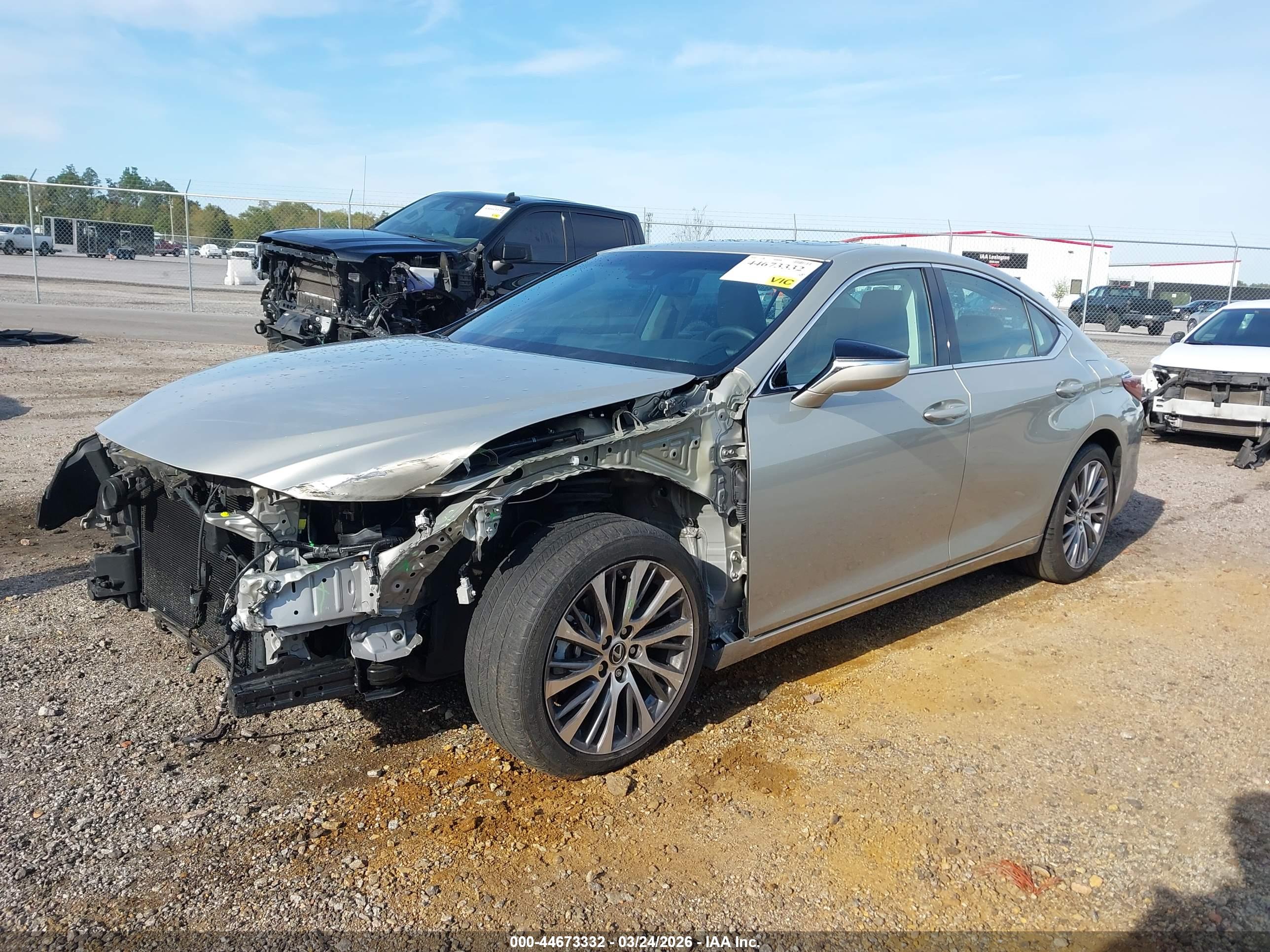 LEXUS ES image 2