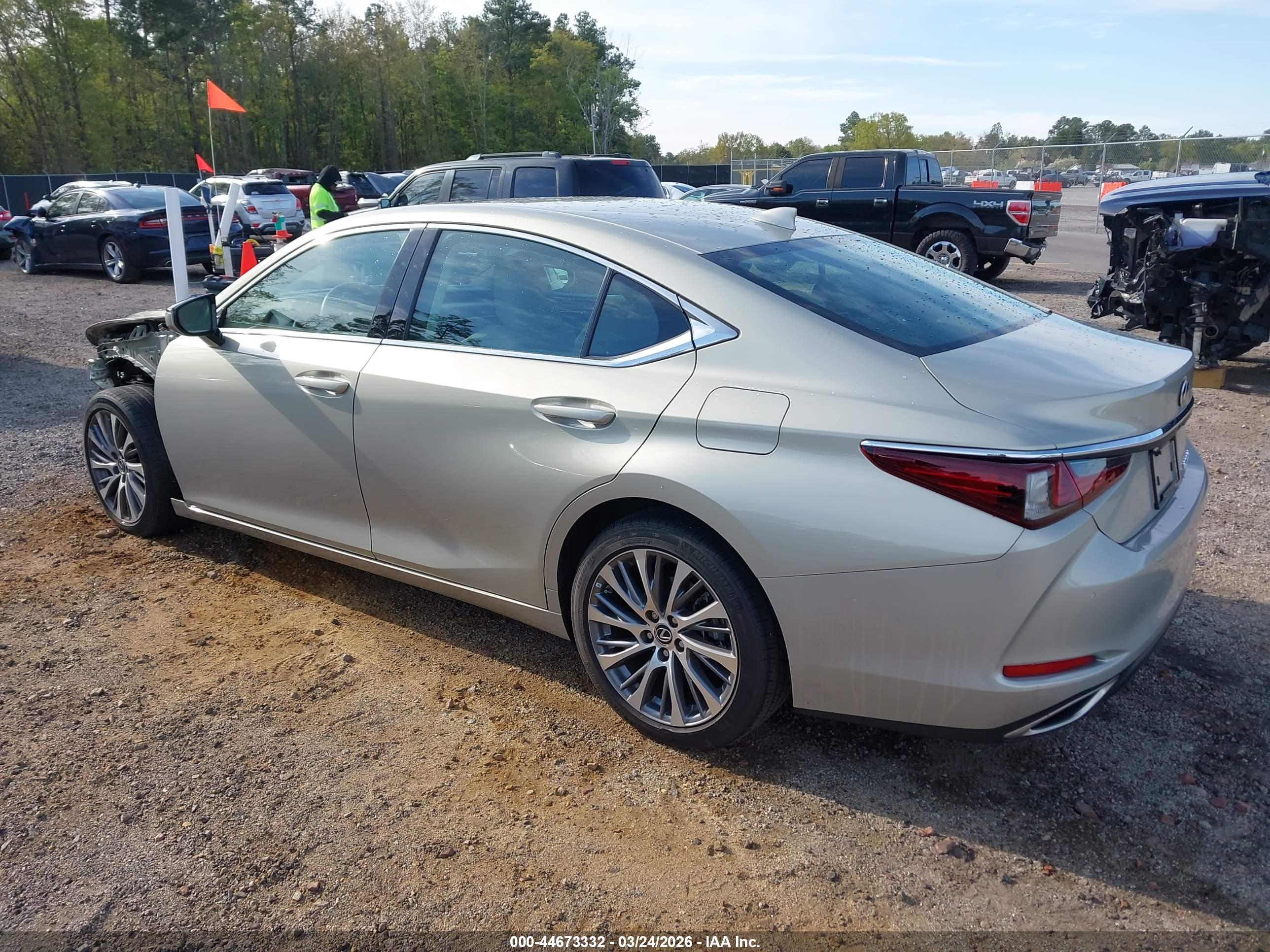 LEXUS ES image 3