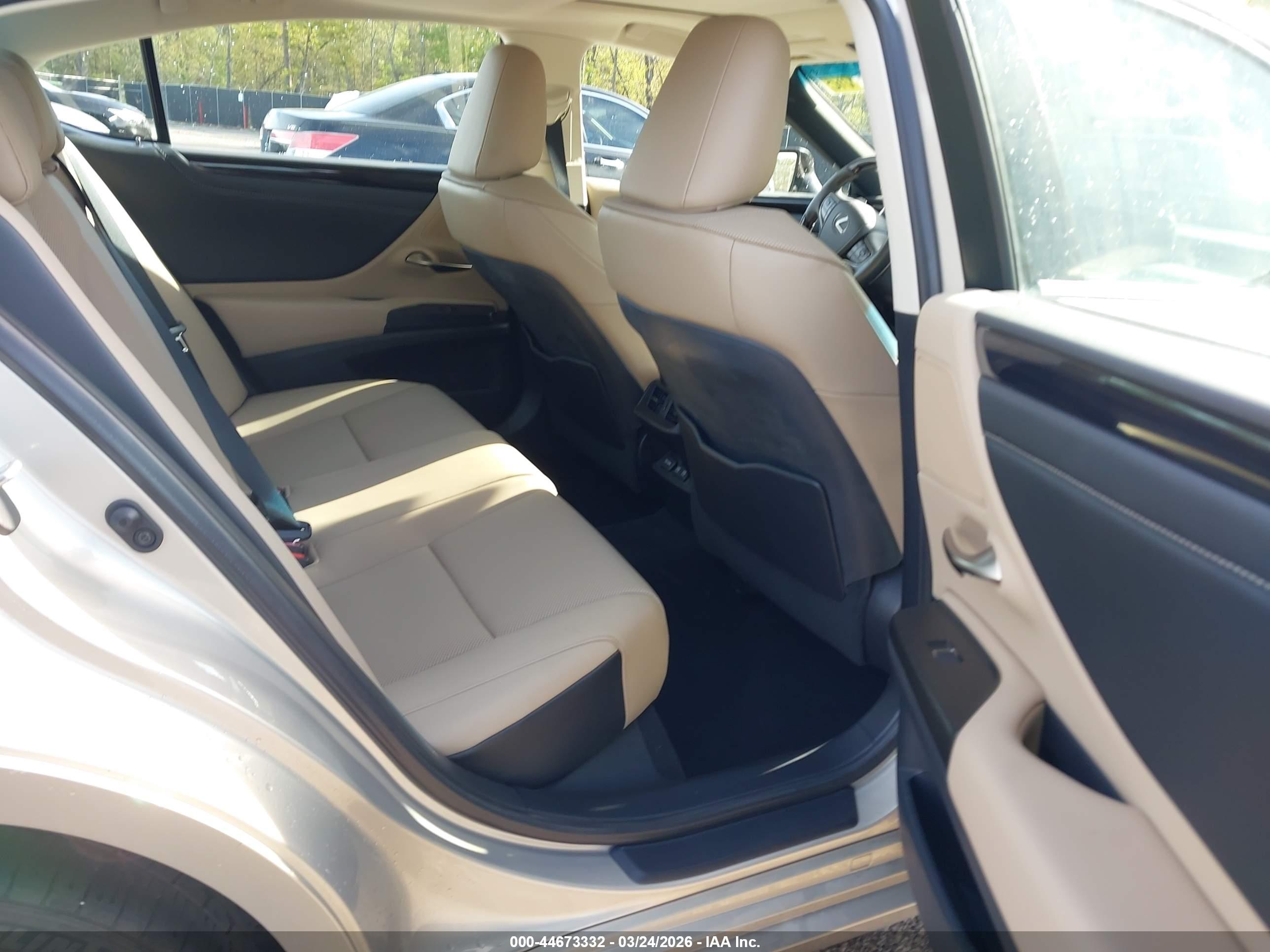 LEXUS ES image 8