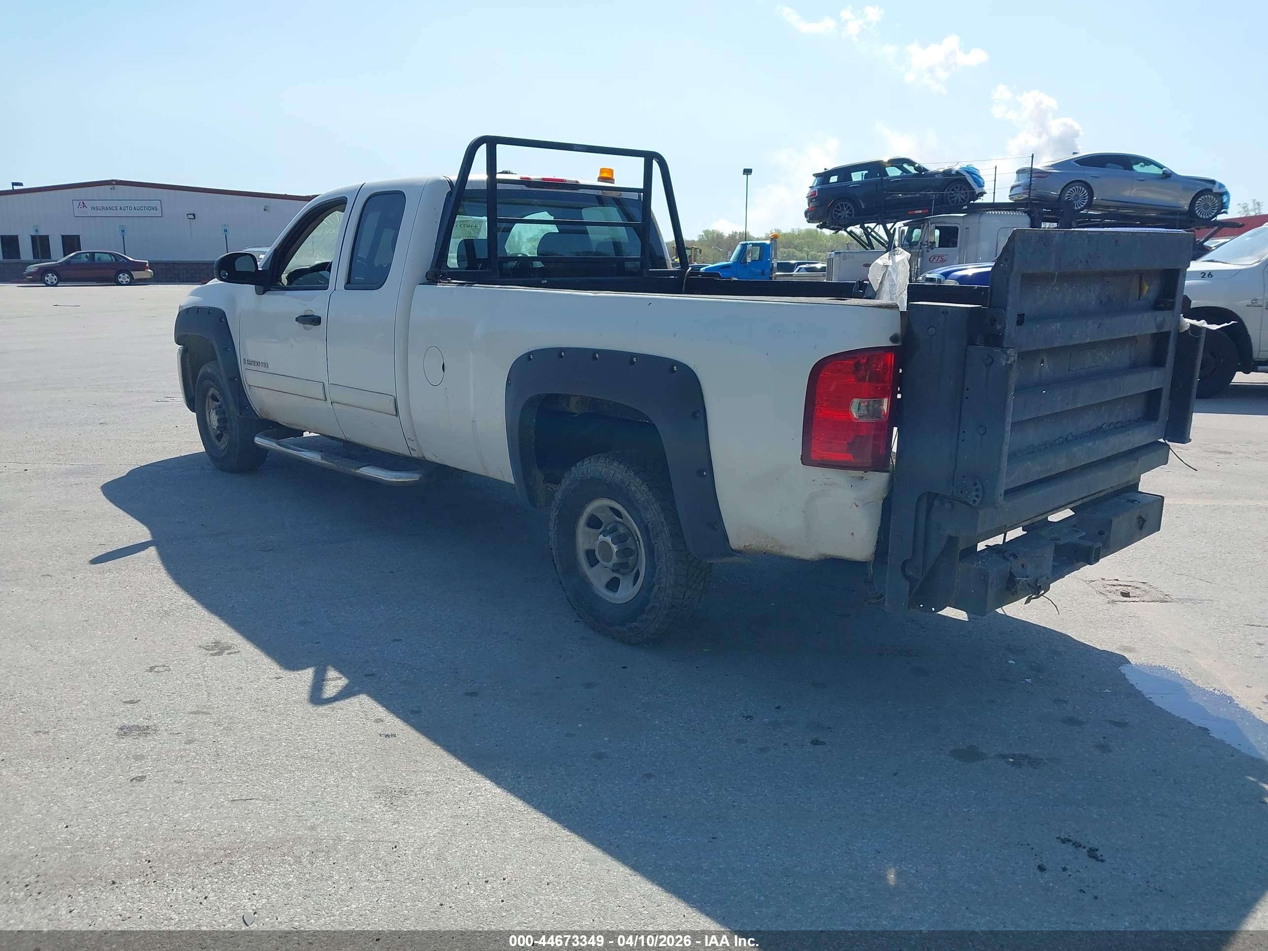 CHEVROLET SILVERADO image 3
