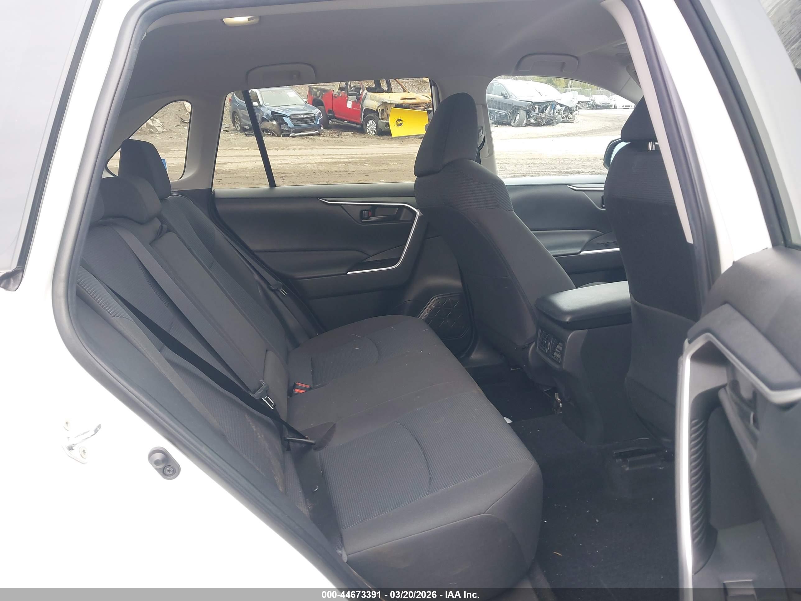 TOYOTA RAV4 image 8