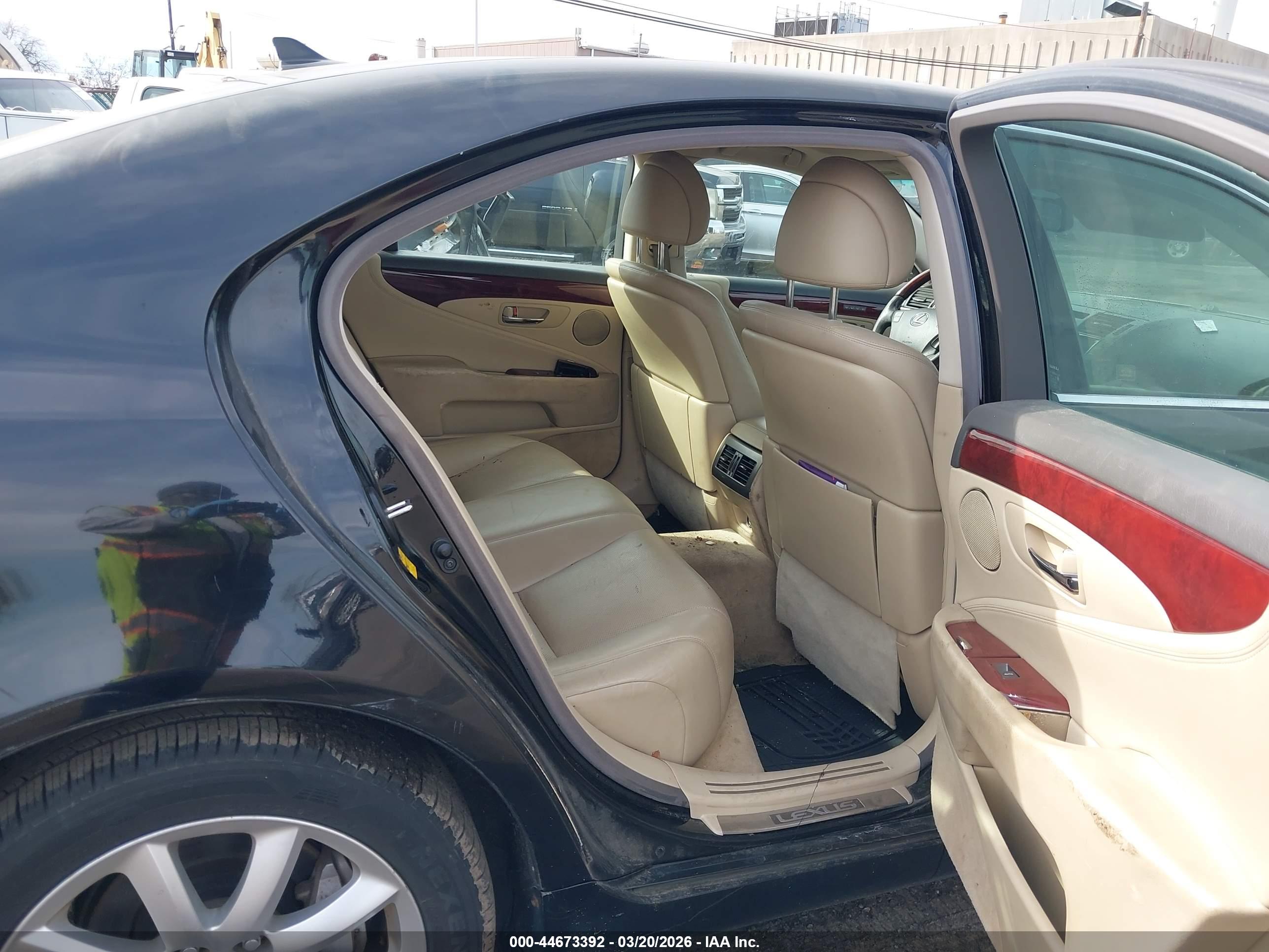 LEXUS LS image 8