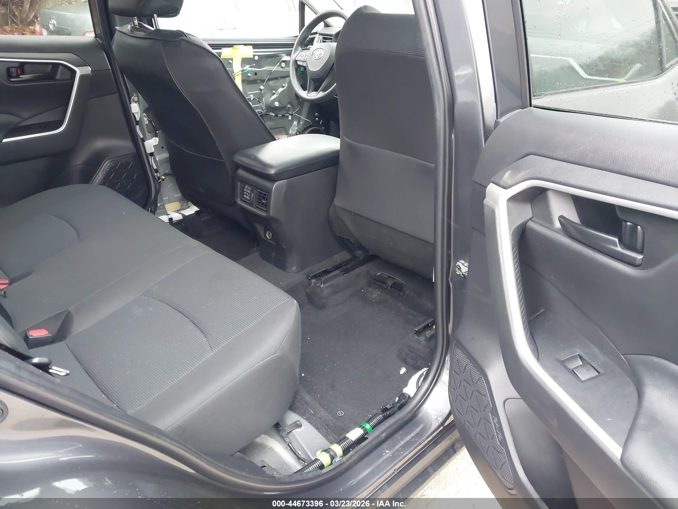 TOYOTA RAV4 image 8