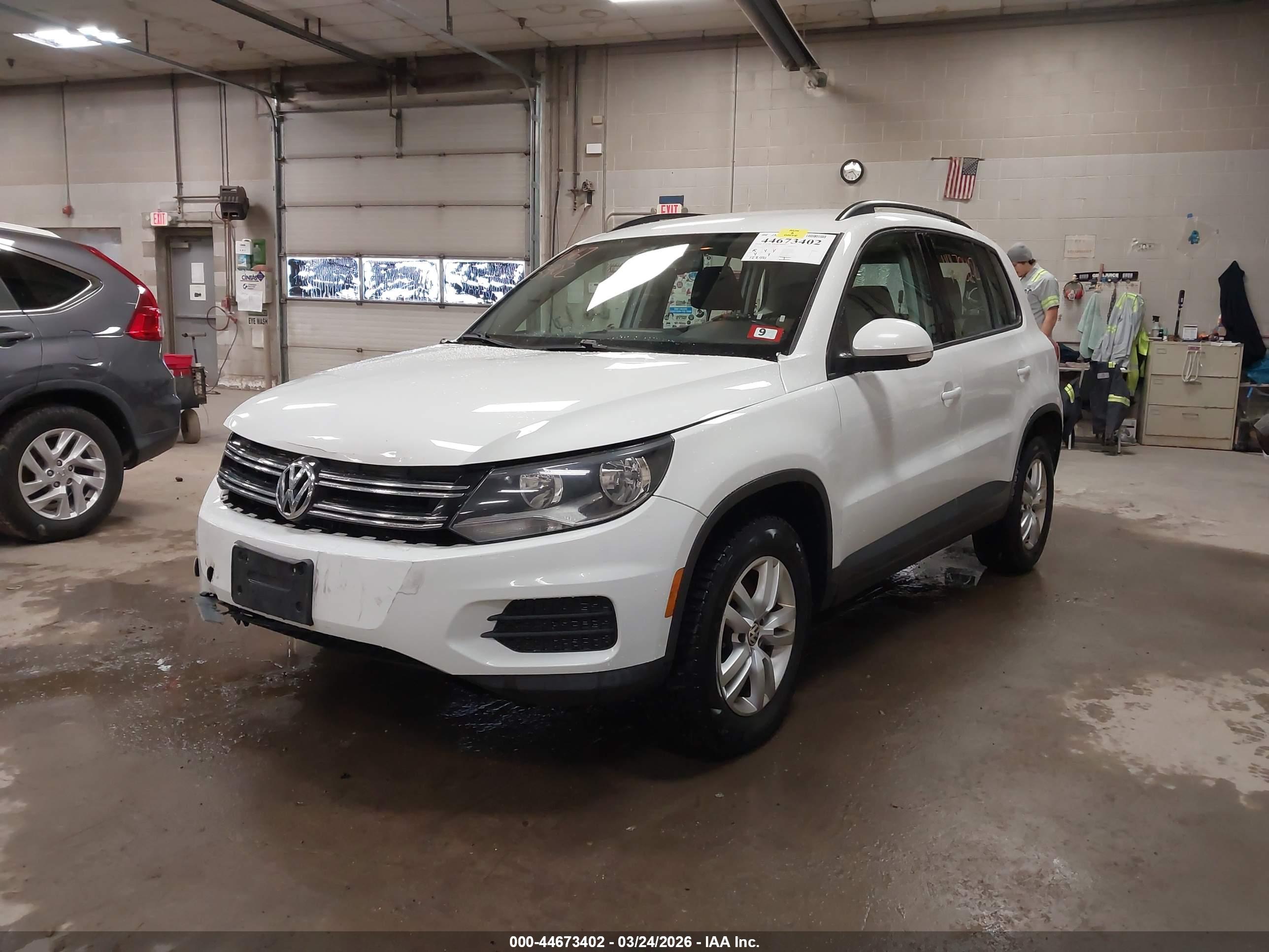 VOLKSWAGEN TIGUAN image 2