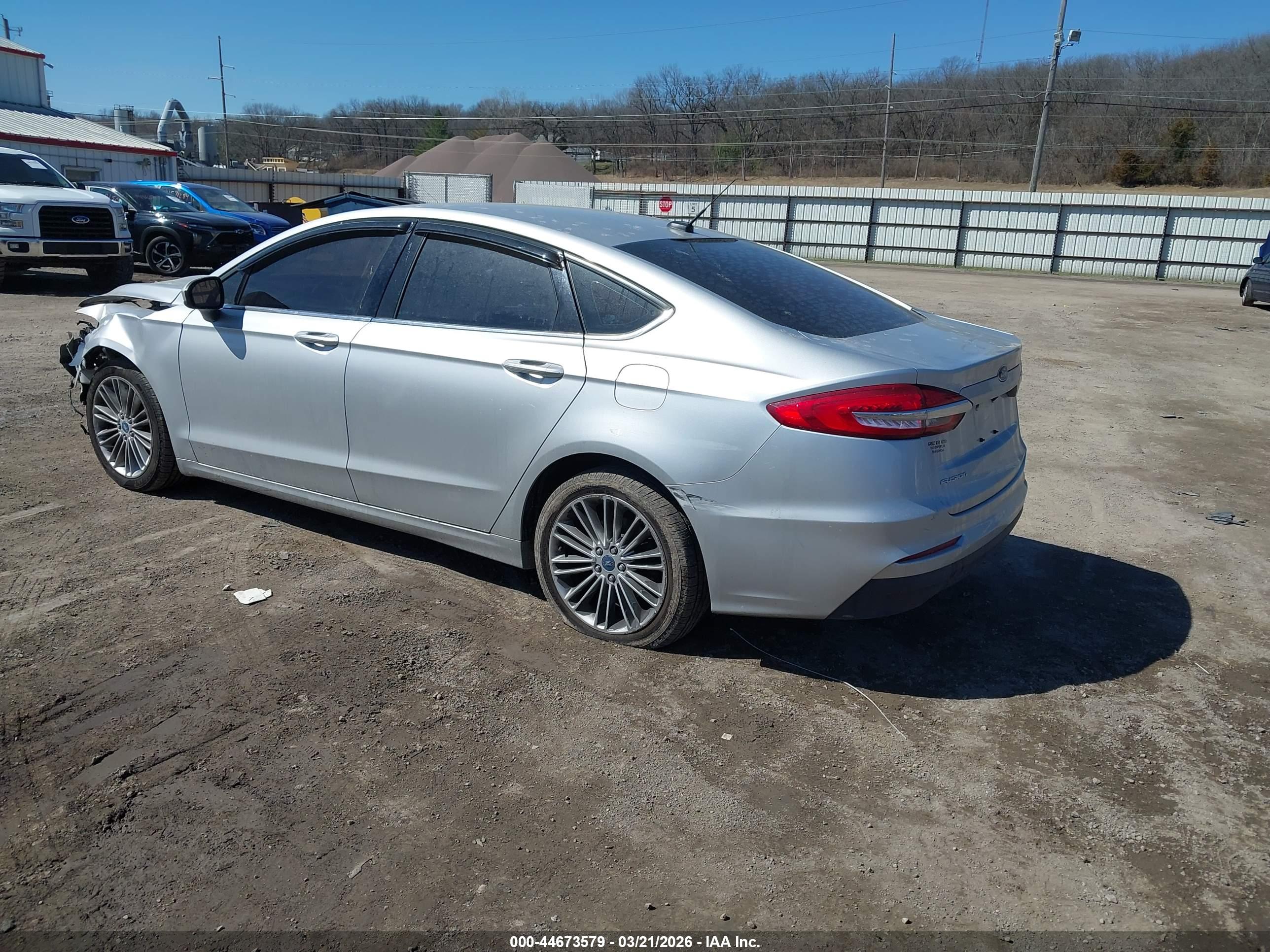 FORD FUSION image 3