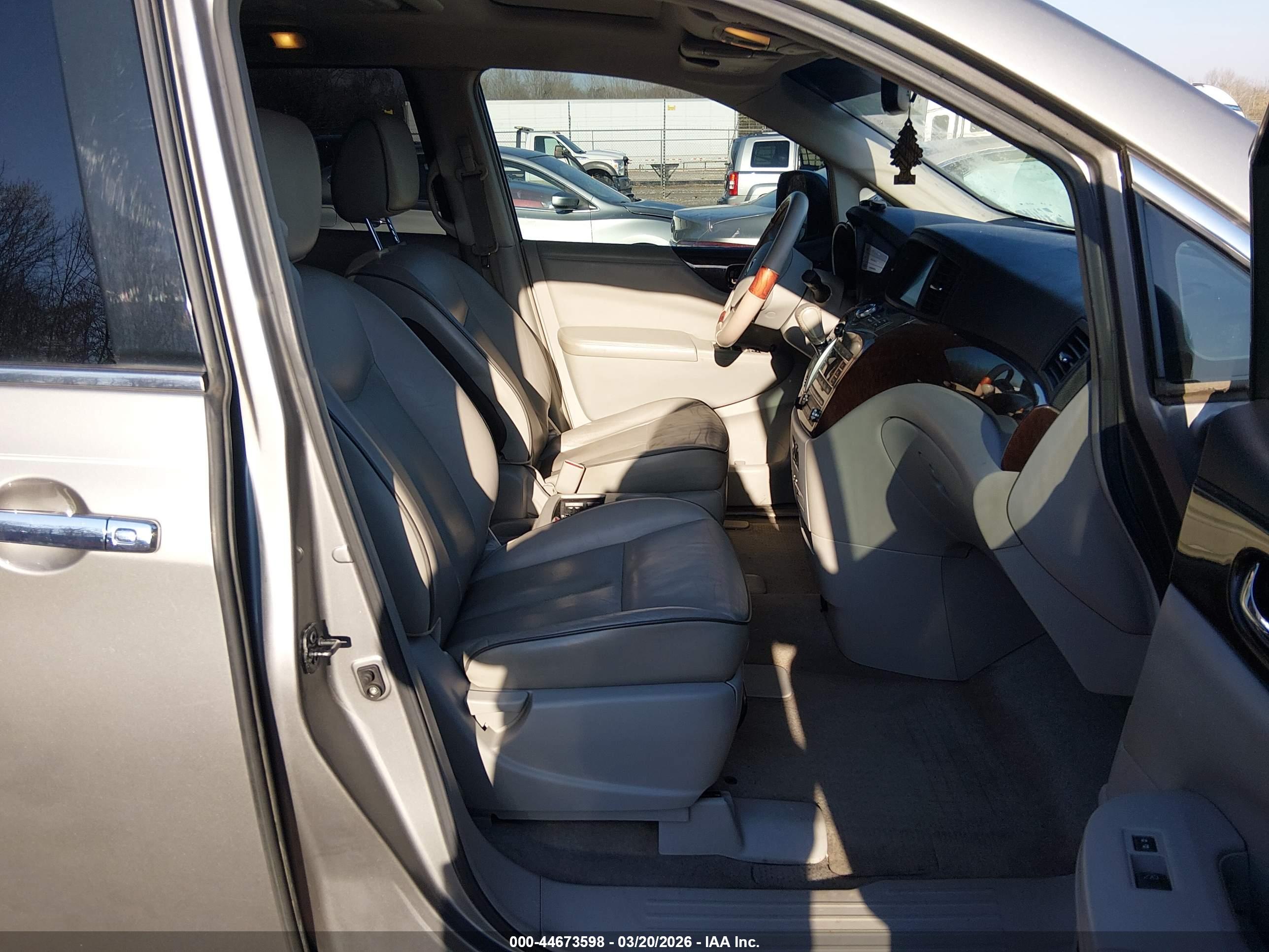 NISSAN QUEST image 5