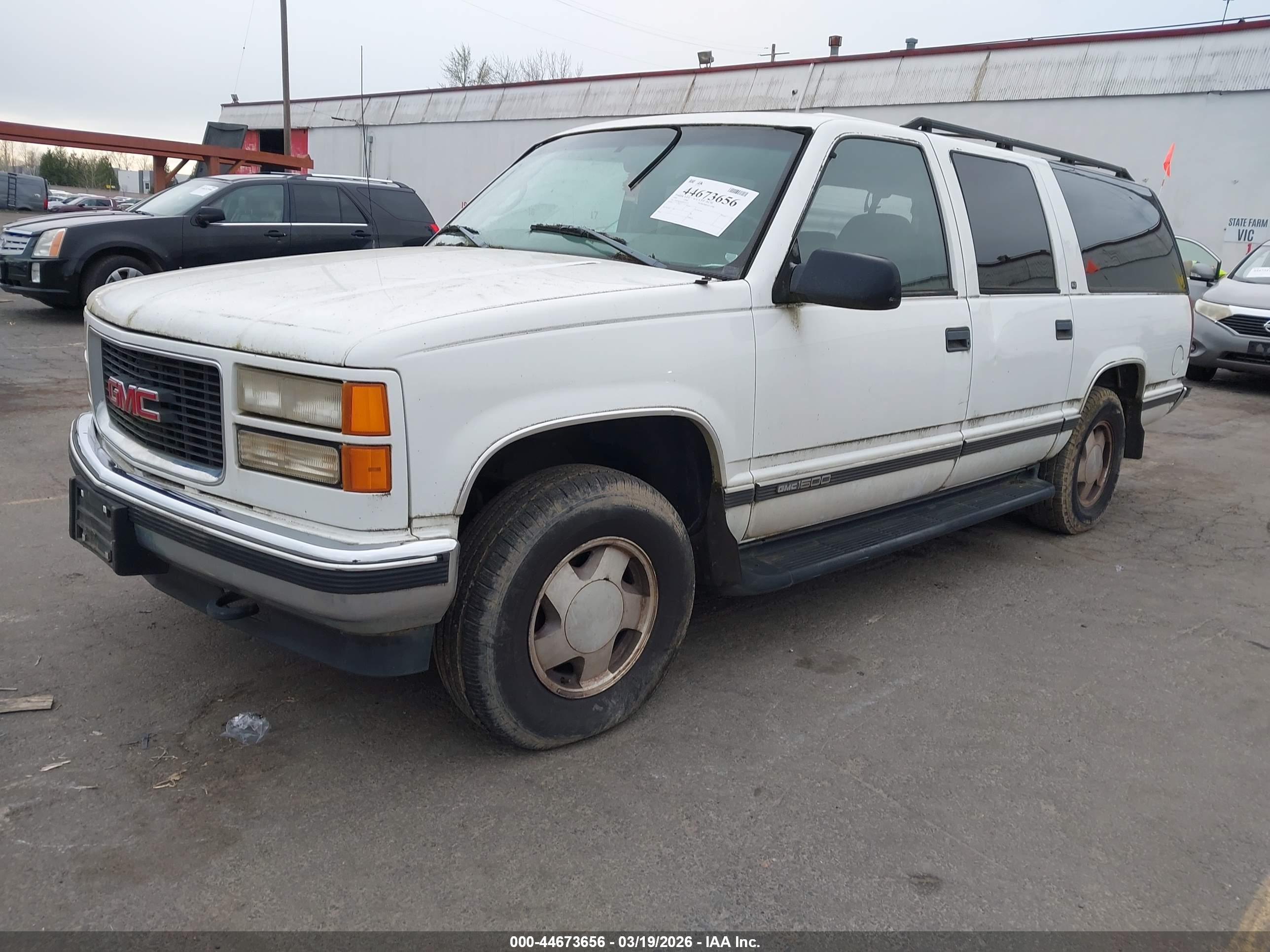 GMC SUBURBAN image 2