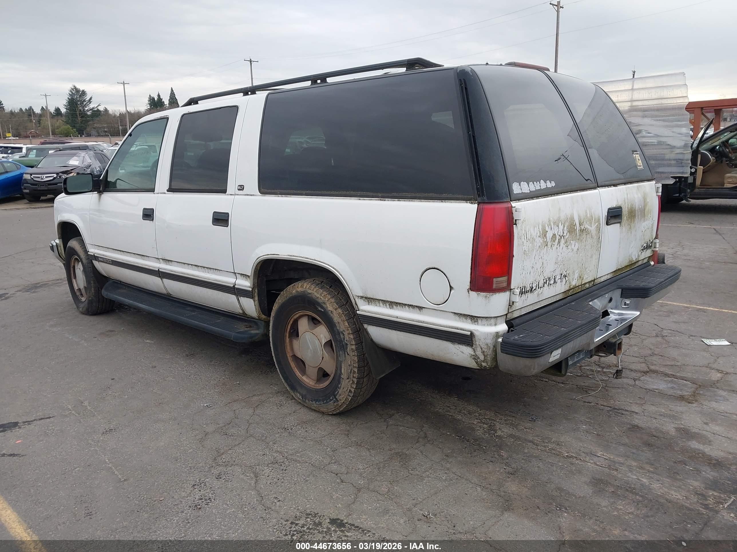 GMC SUBURBAN image 3