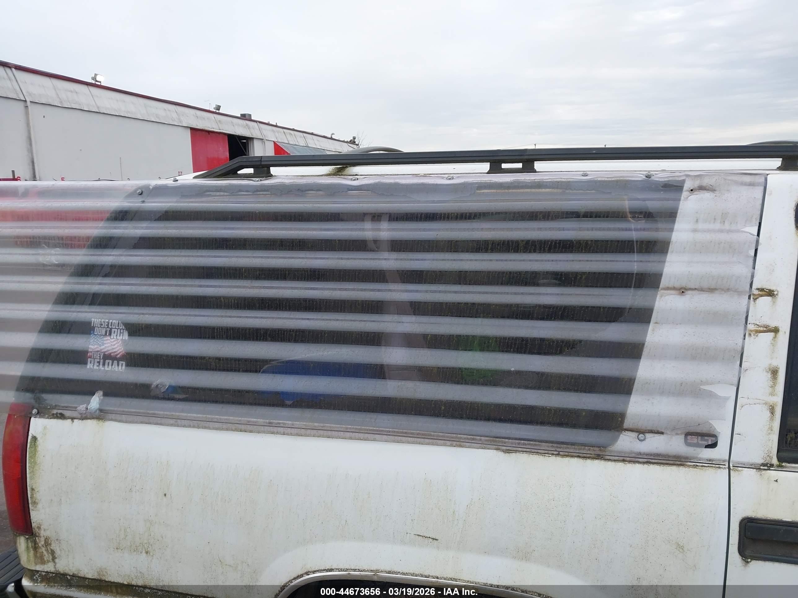 GMC SUBURBAN image 6