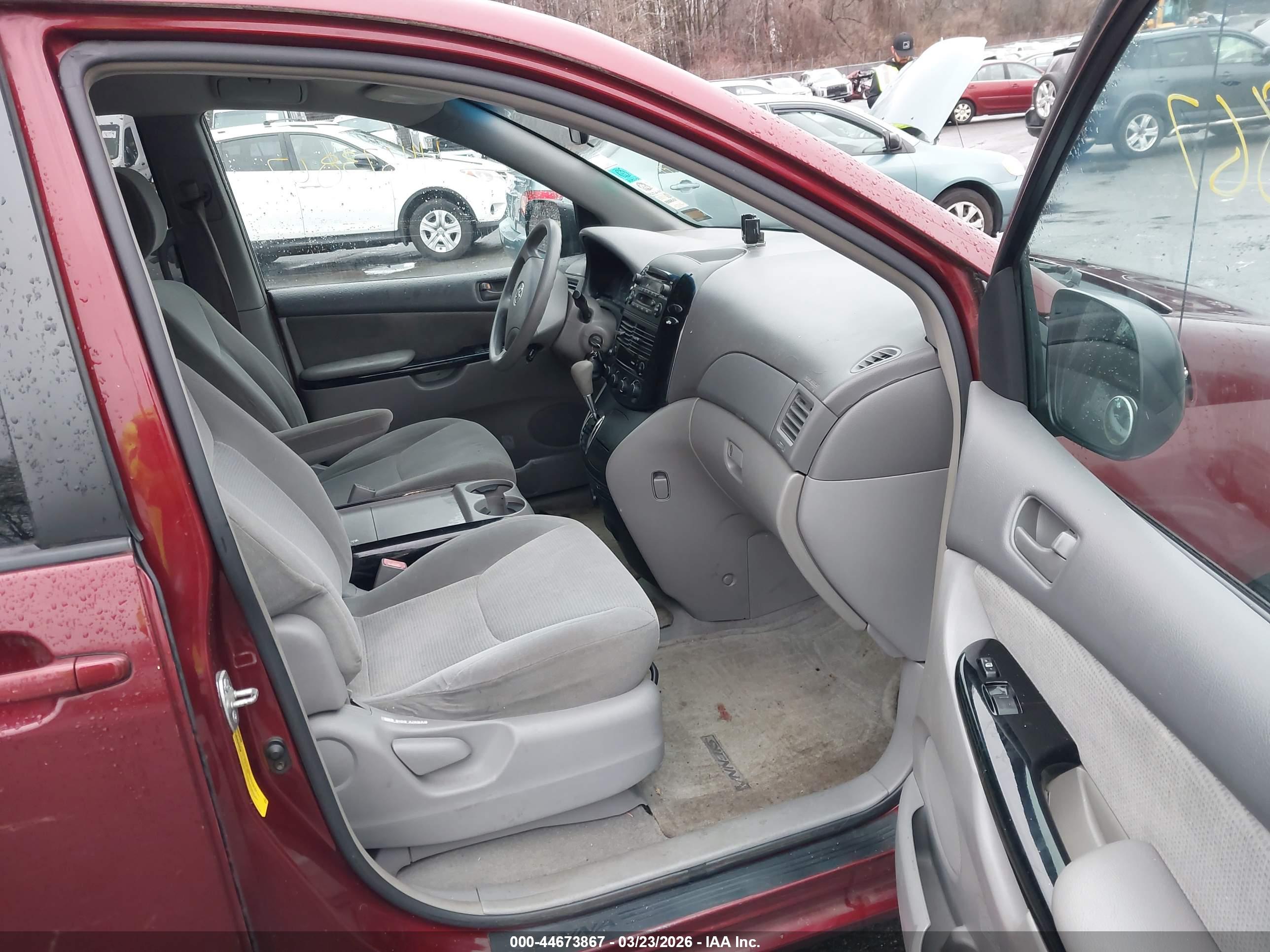 TOYOTA SIENNA image 5