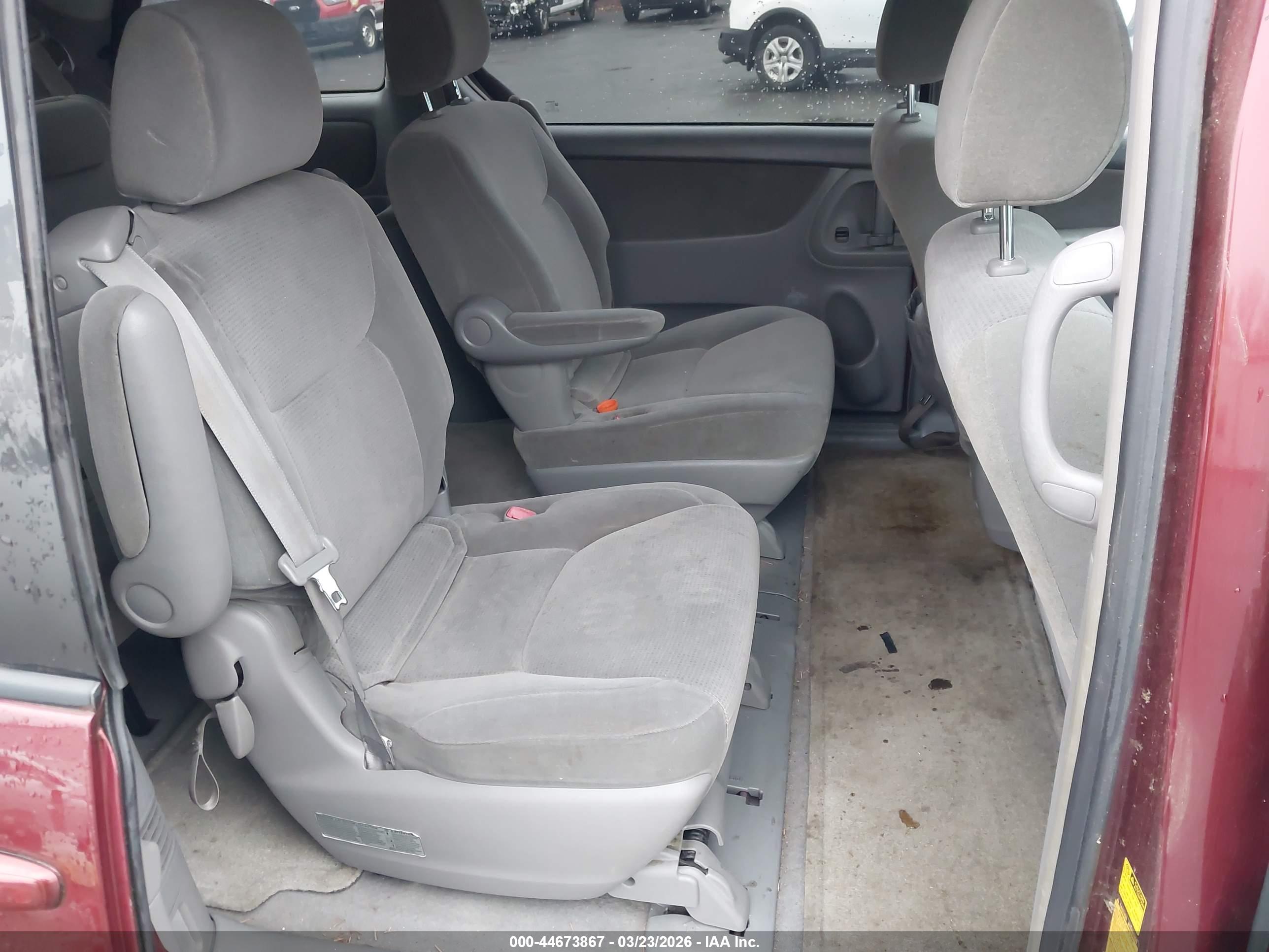 TOYOTA SIENNA image 8