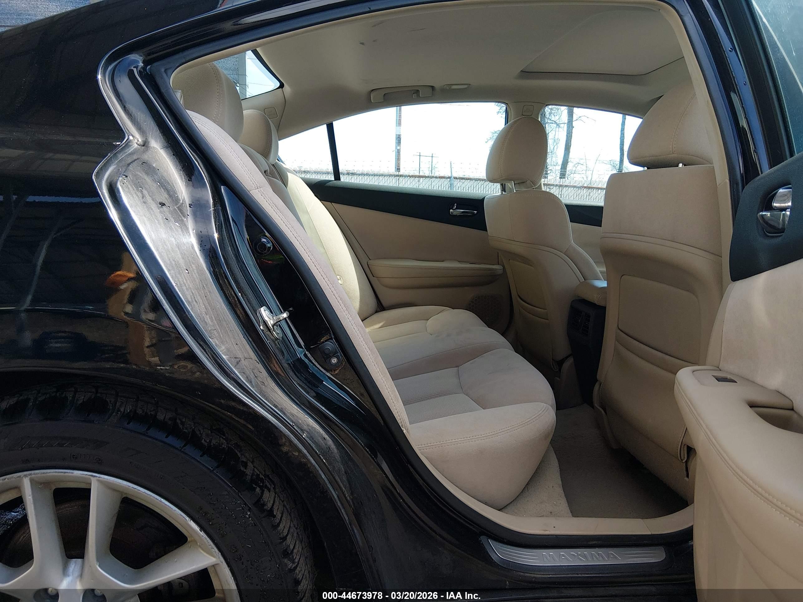 NISSAN MAXIMA image 8