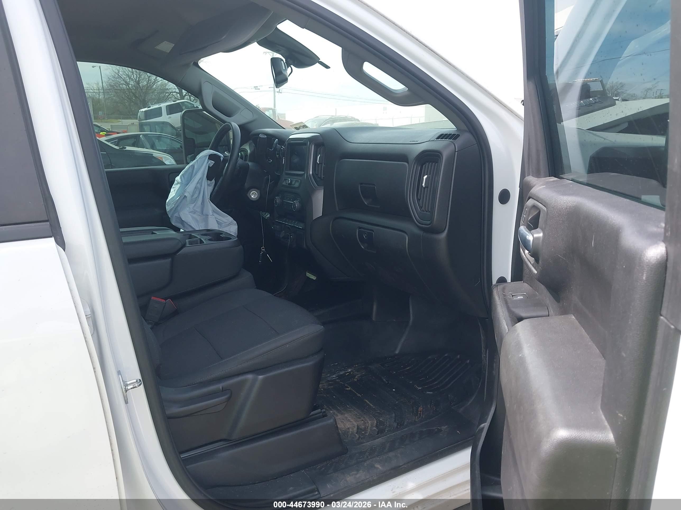 CHEVROLET SILVERADO image 5