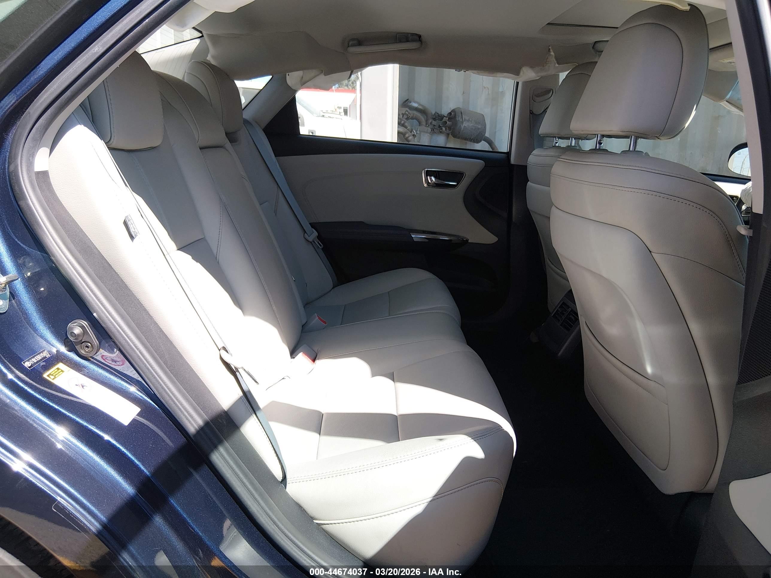 TOYOTA AVALON image 8