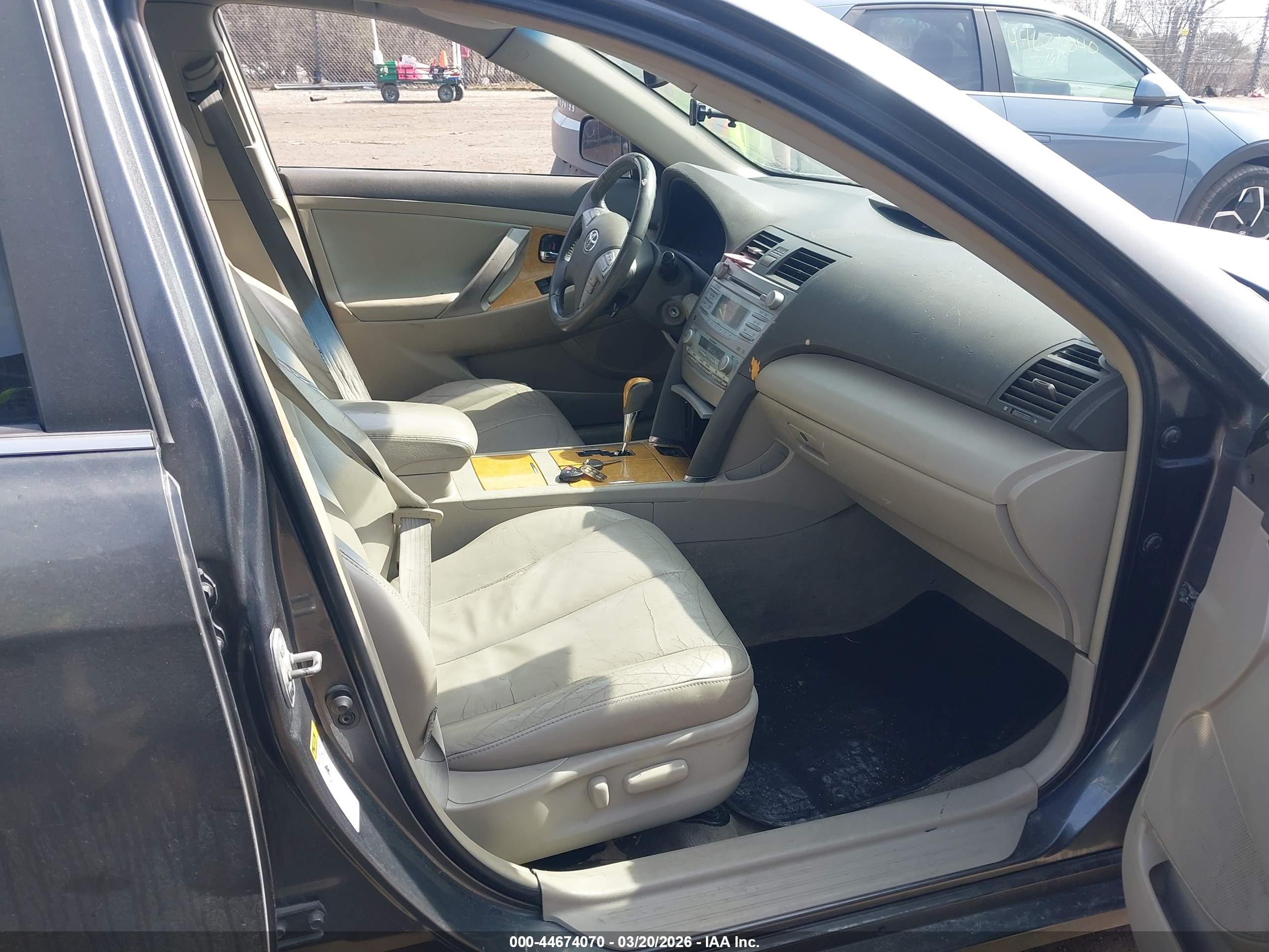 TOYOTA CAMRY image 5