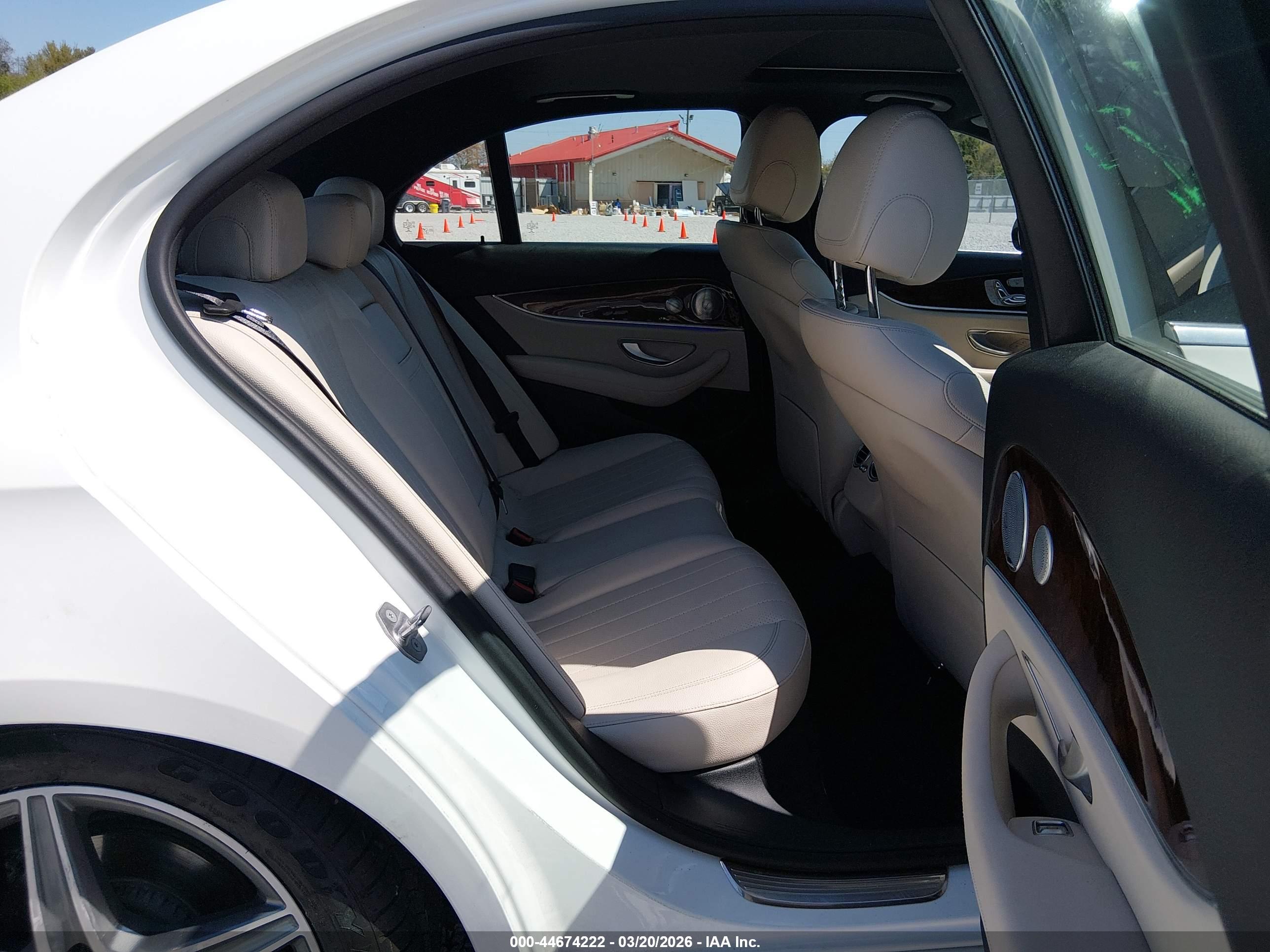 MERCEDES-BENZ E image 8