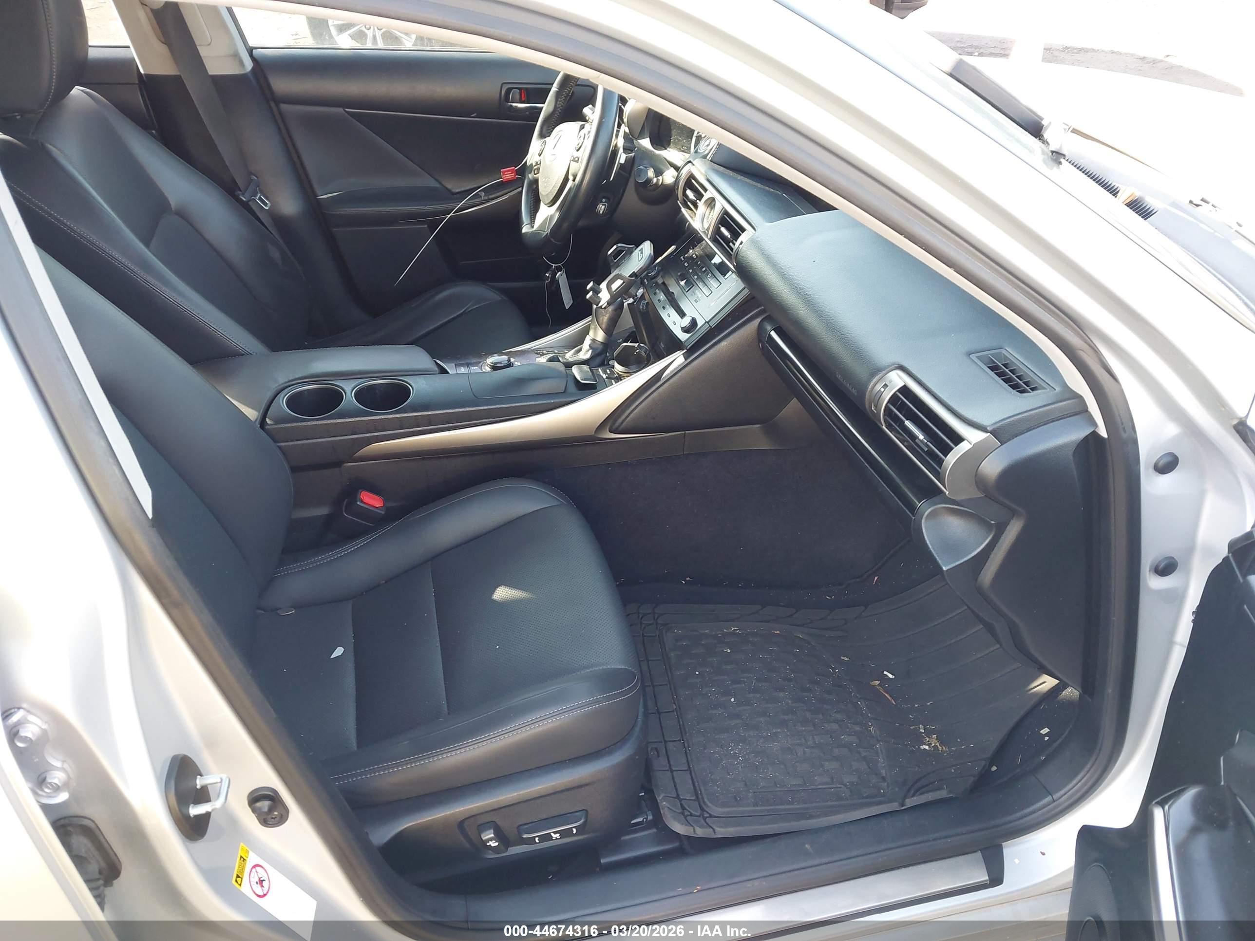 LEXUS IS image 5
