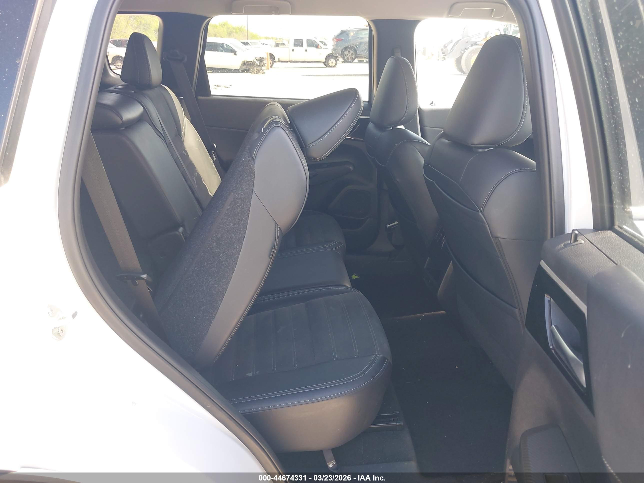 MITSUBISHI OUTLANDER image 8