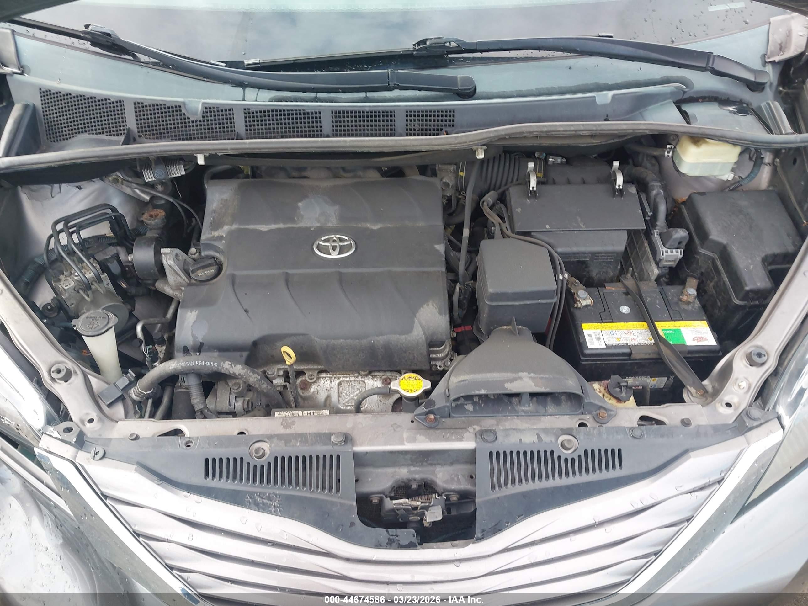 TOYOTA SIENNA image 10