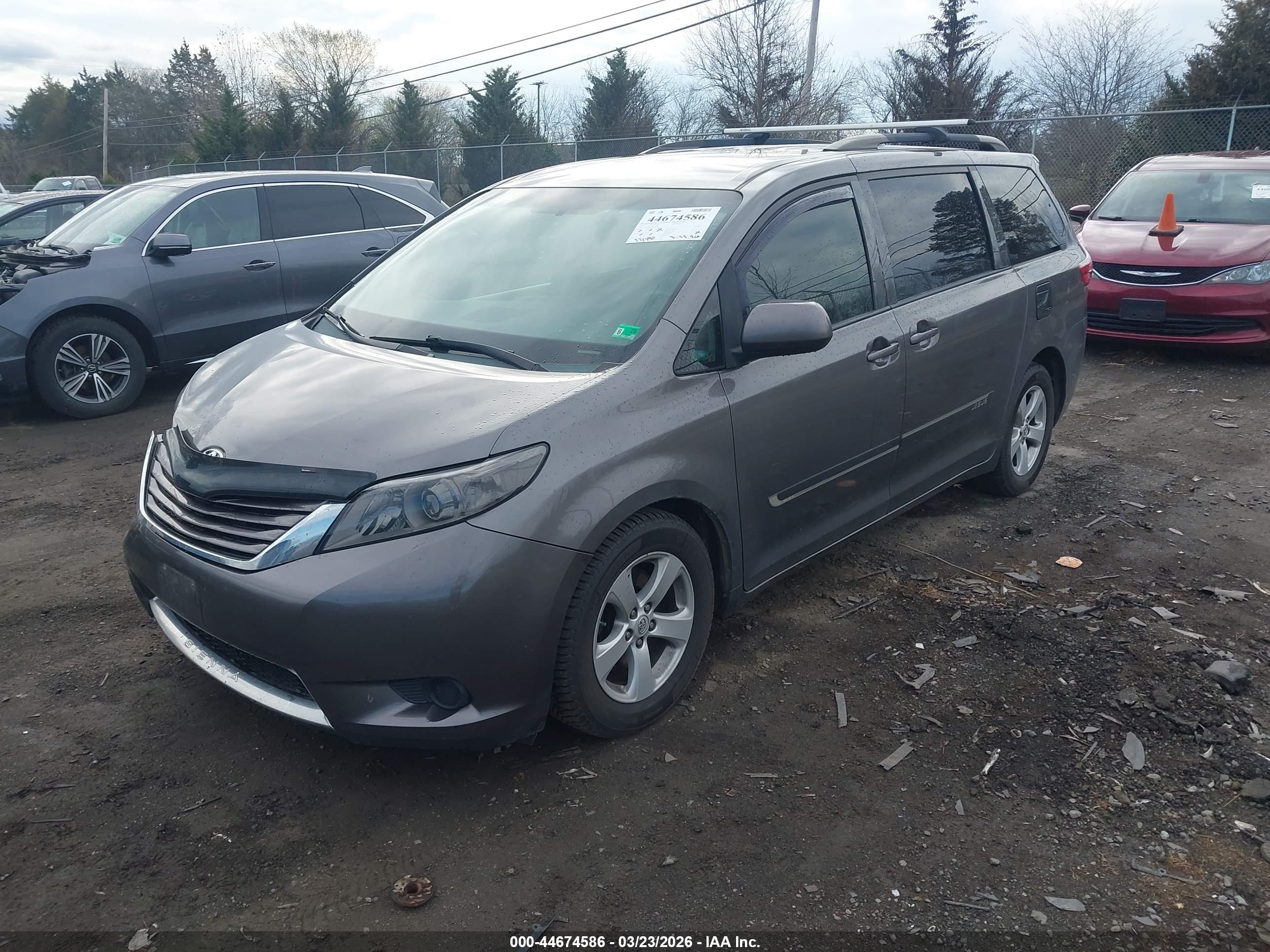 TOYOTA SIENNA image 2