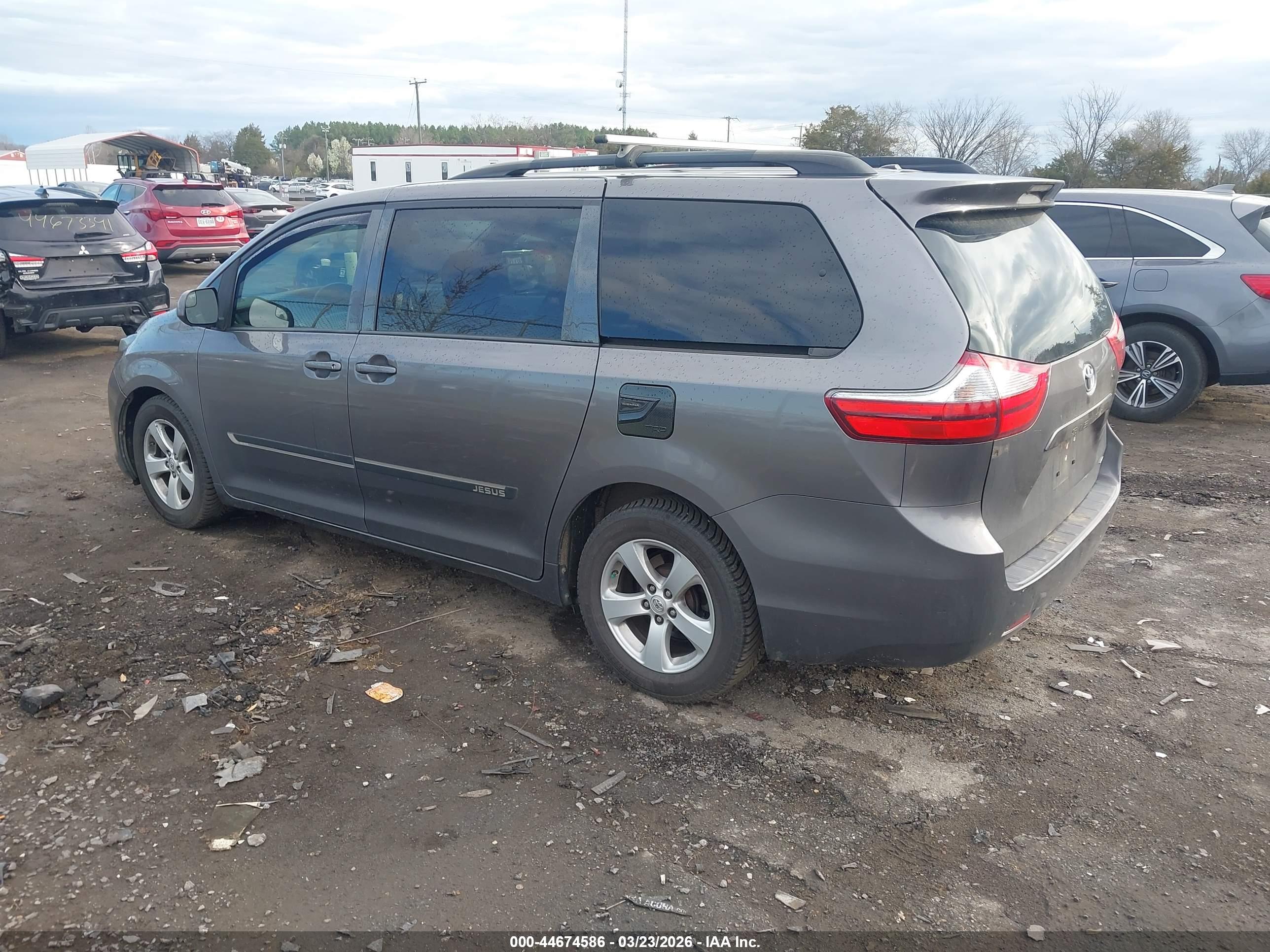 TOYOTA SIENNA image 3