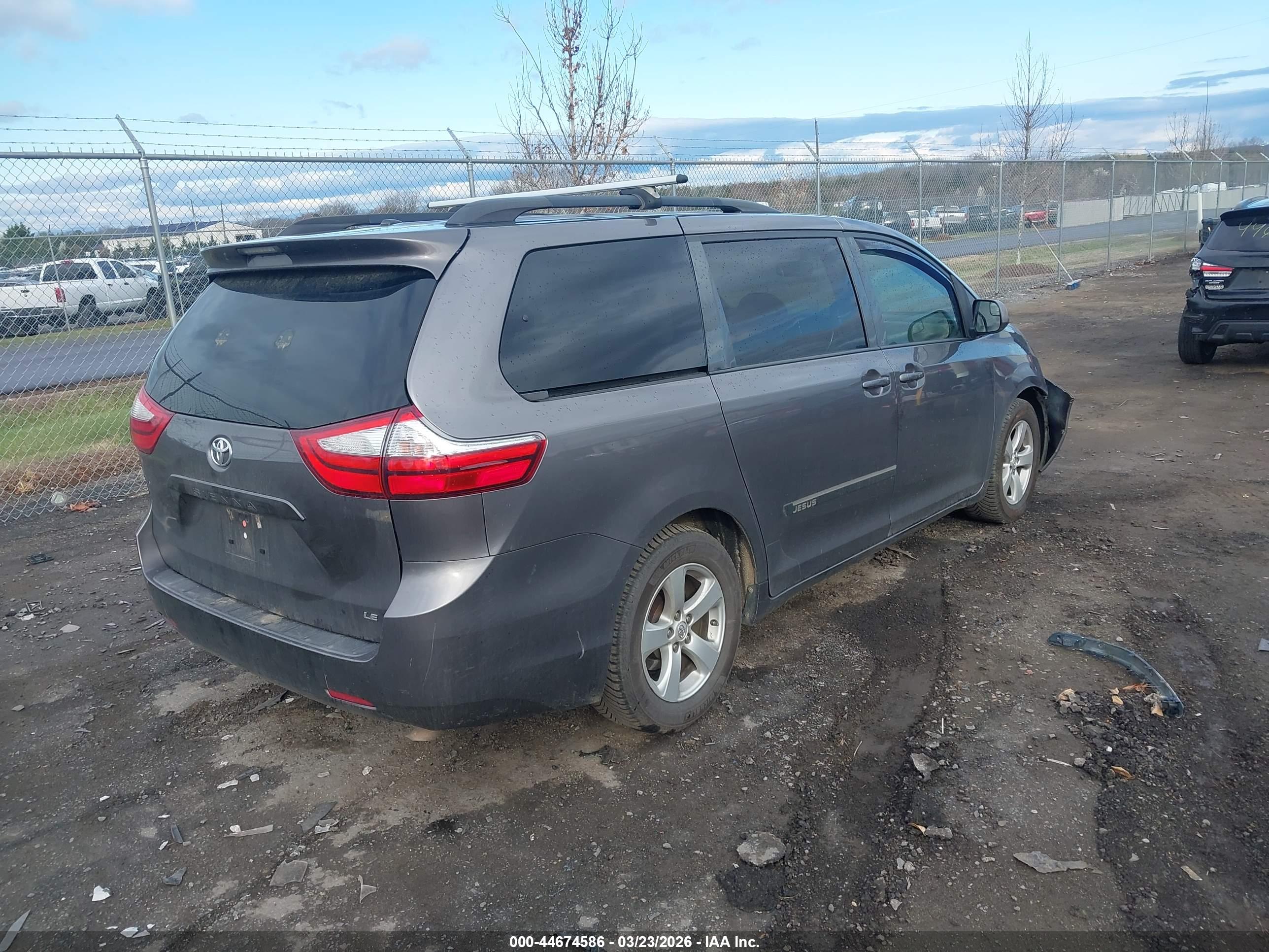 TOYOTA SIENNA image 4
