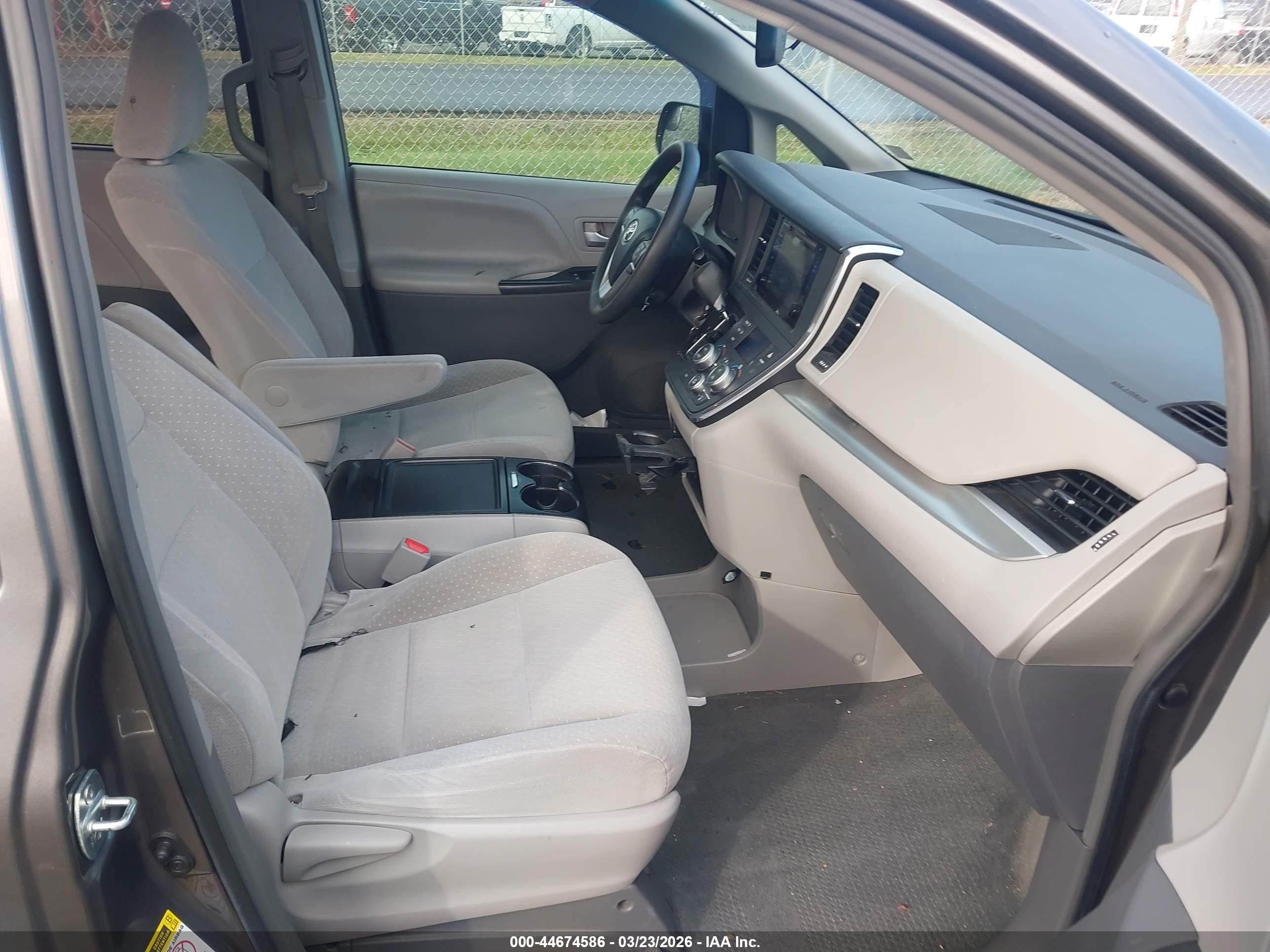 TOYOTA SIENNA image 5
