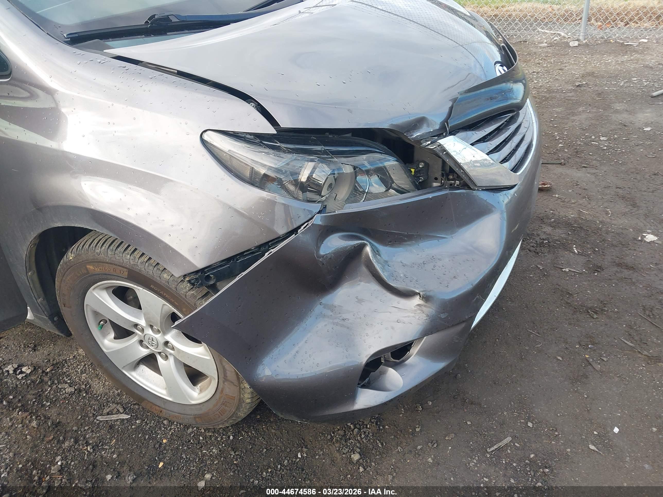 TOYOTA SIENNA image 6