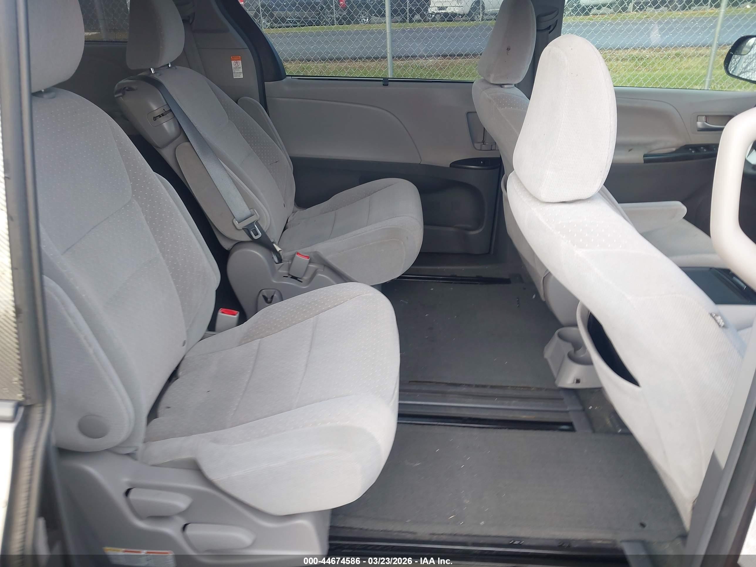 TOYOTA SIENNA image 8