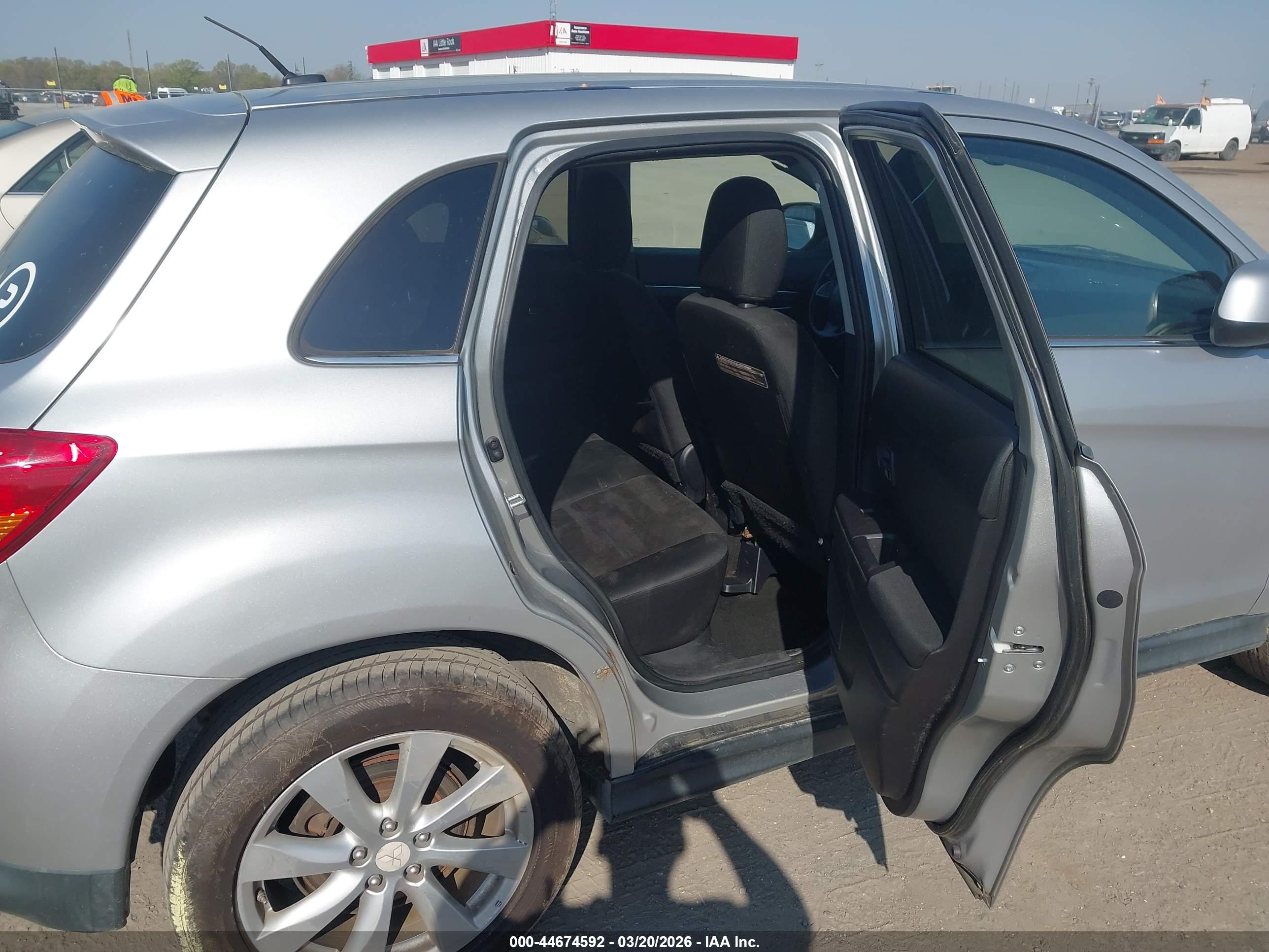 MITSUBISHI OUTLANDER image 8