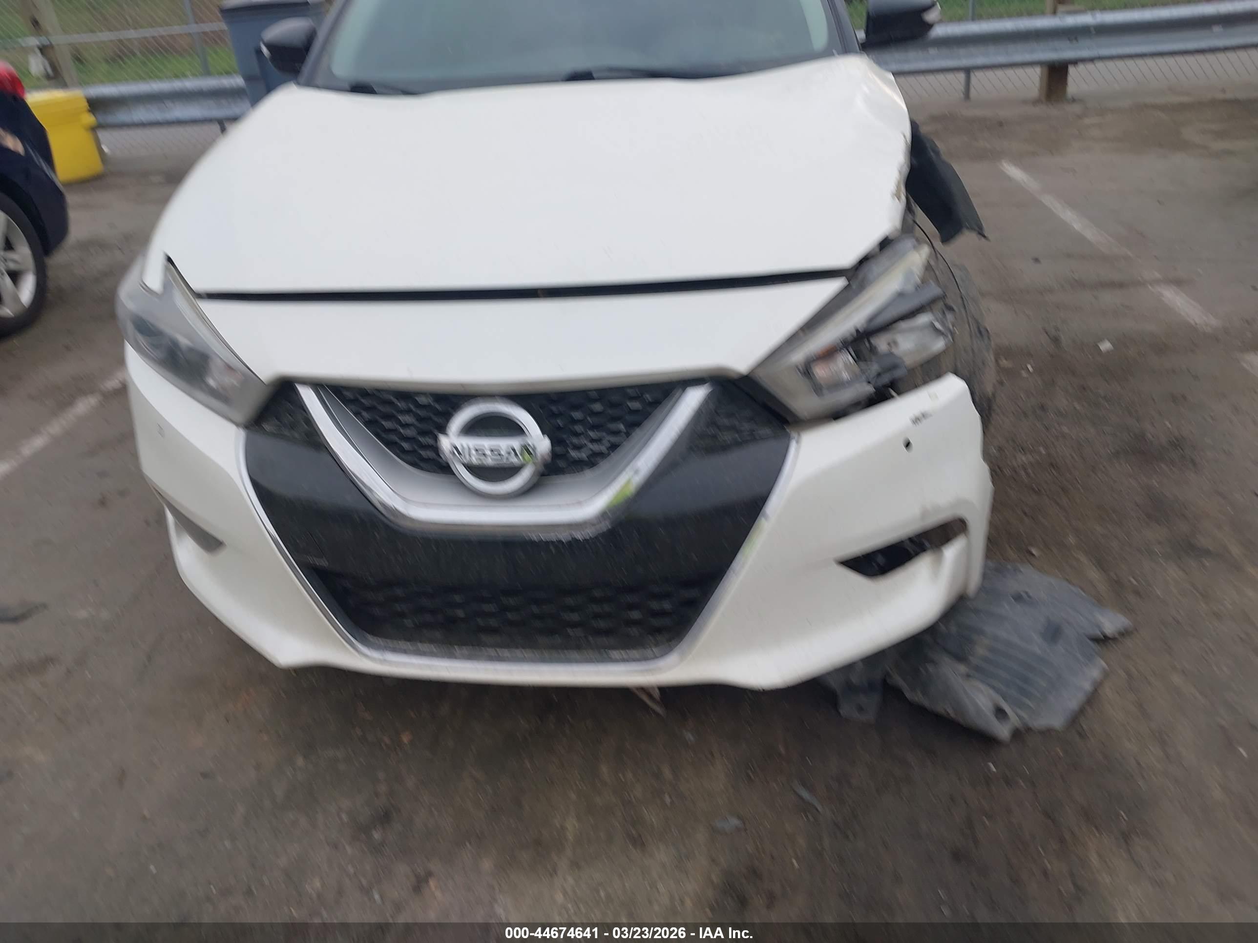 NISSAN MAXIMA image 6