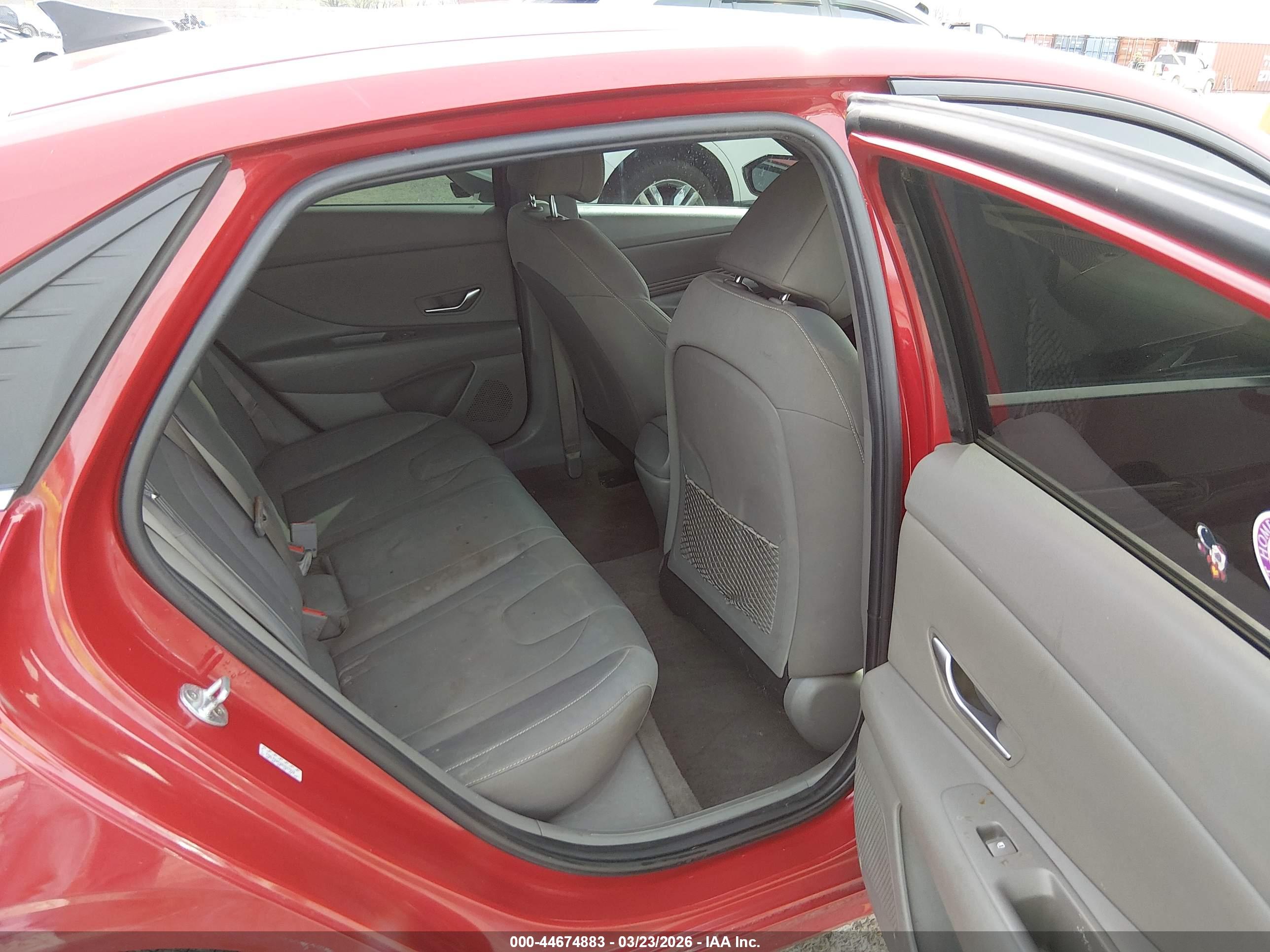 HYUNDAI ELANTRA image 8