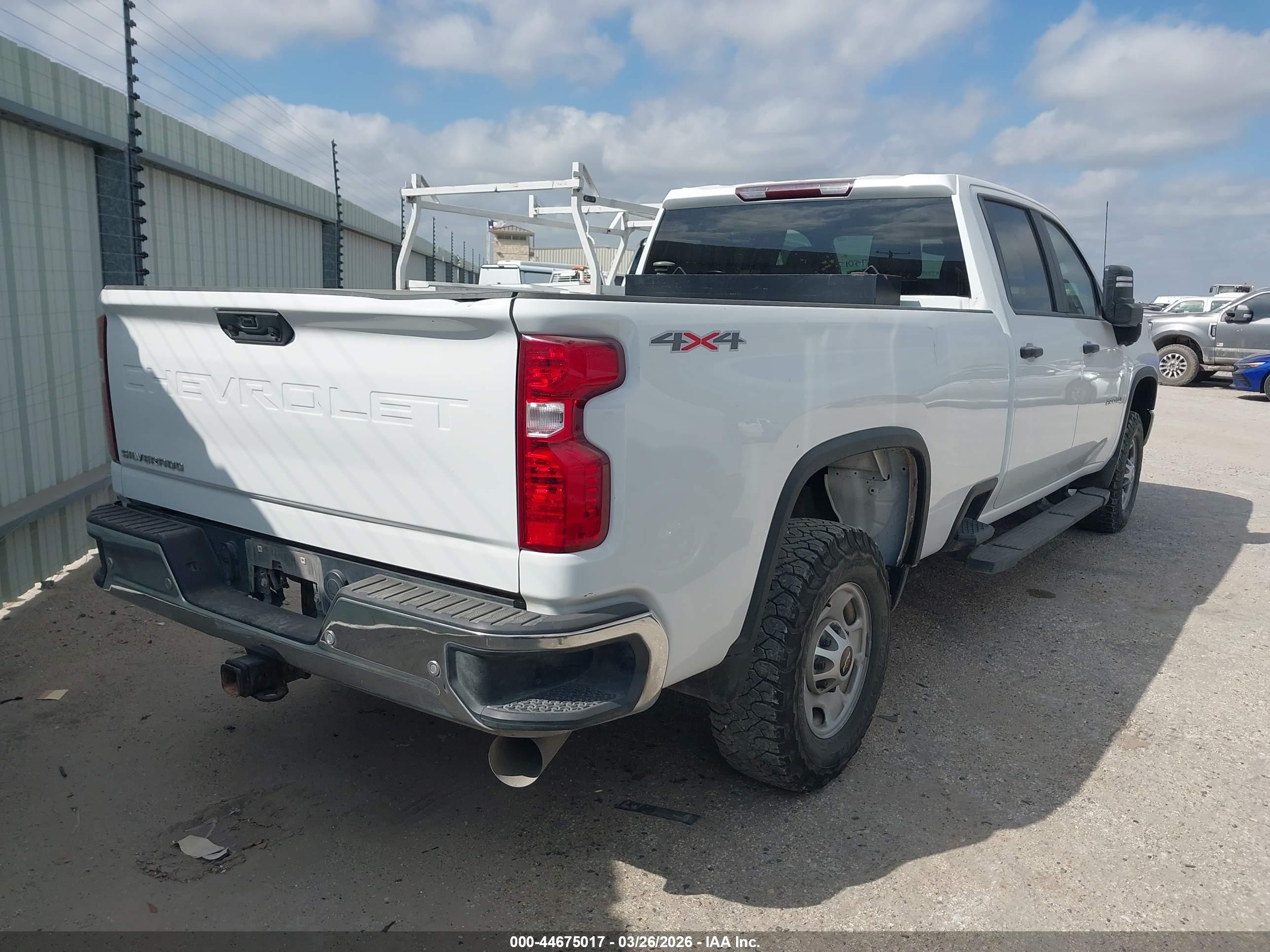 CHEVROLET SILVERADO image 4
