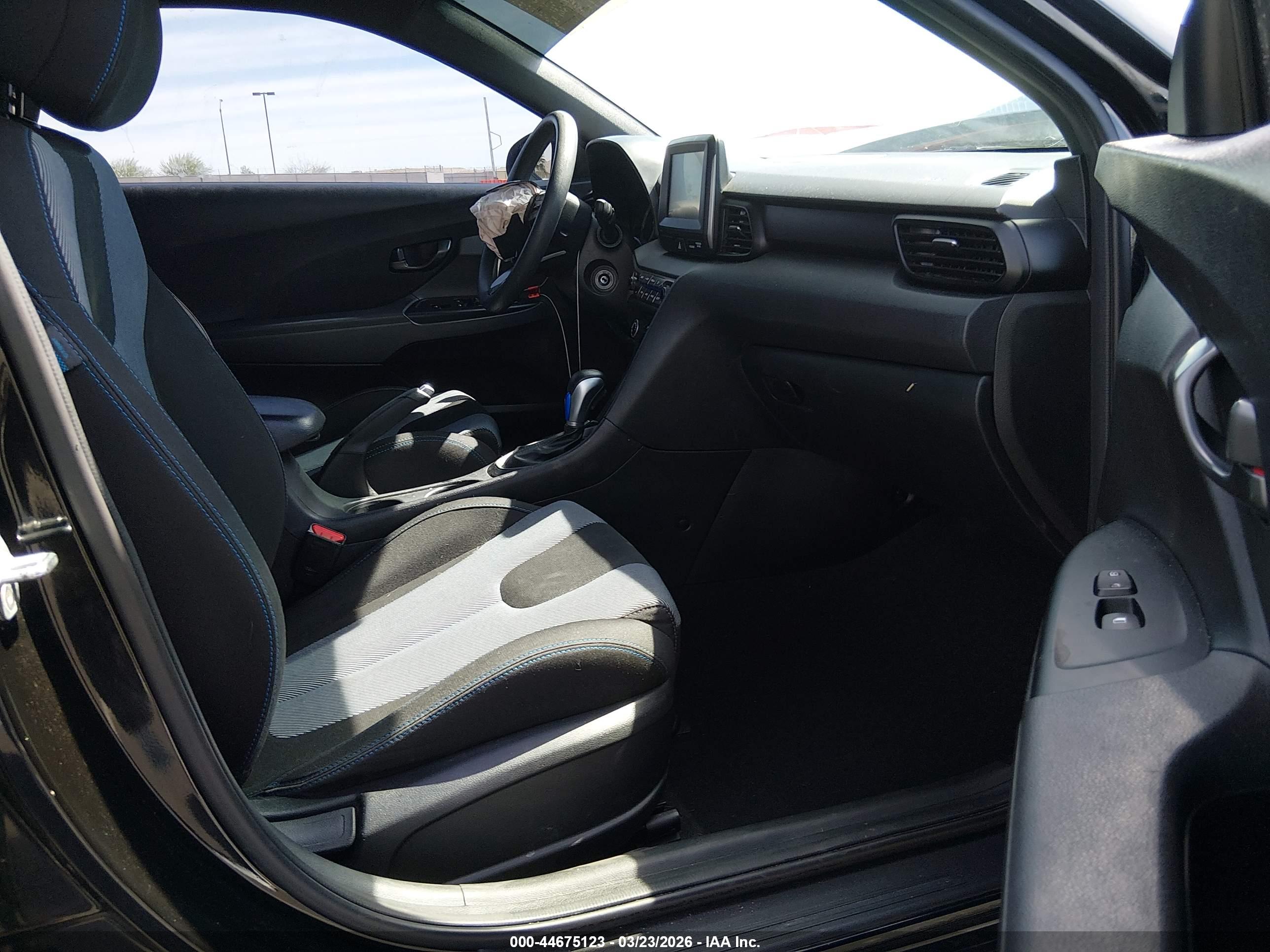 HYUNDAI VELOSTER image 5