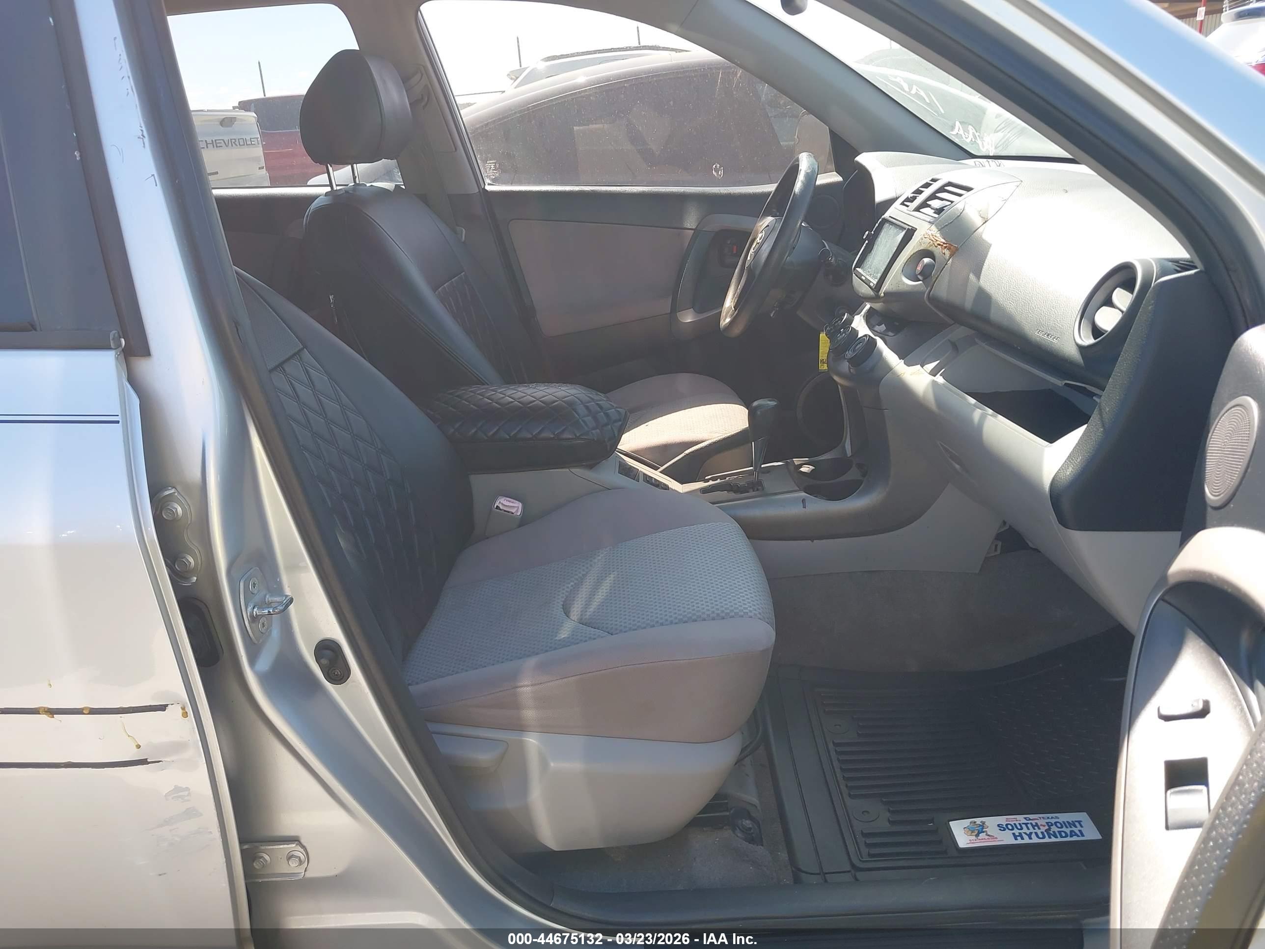 TOYOTA RAV4 image 5