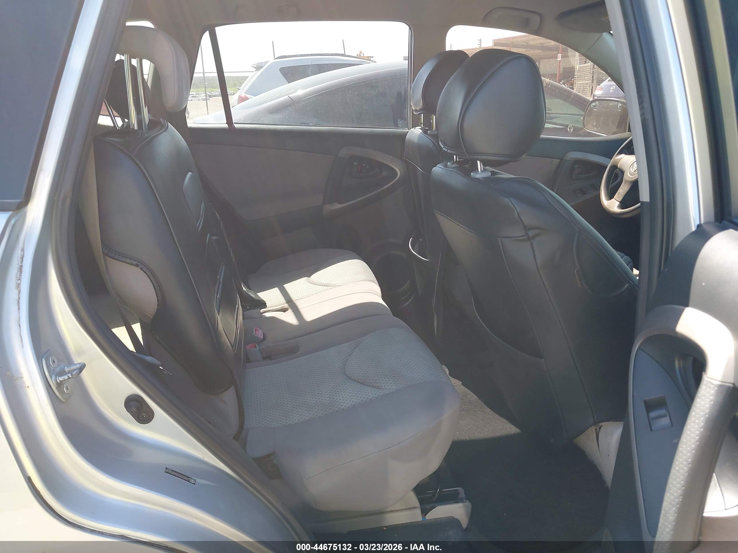 TOYOTA RAV4 image 8
