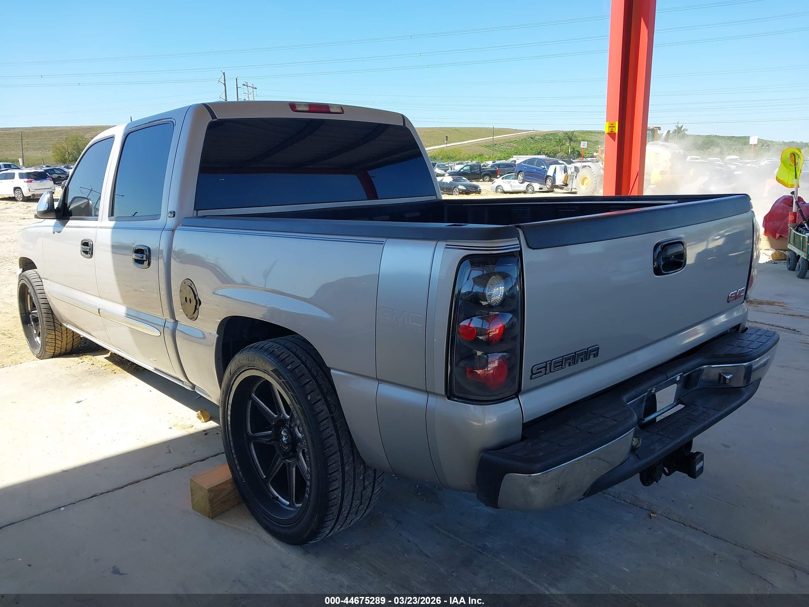 GMC SIERRA image 3