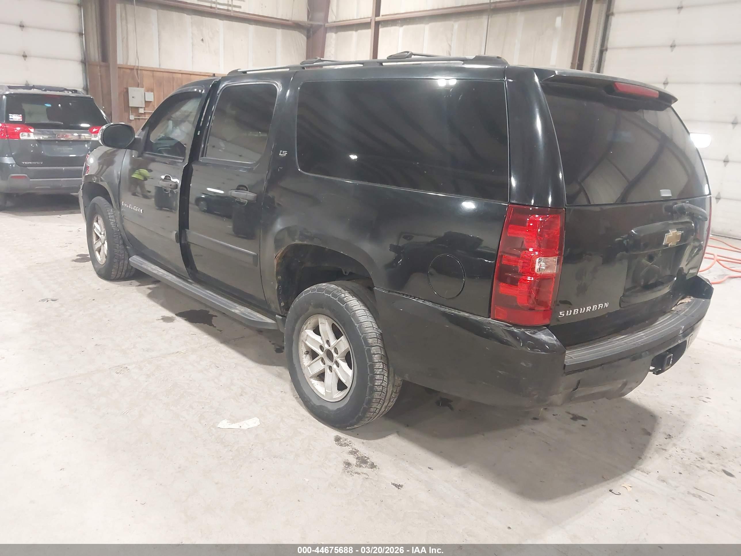 CHEVROLET SUBURBAN image 3