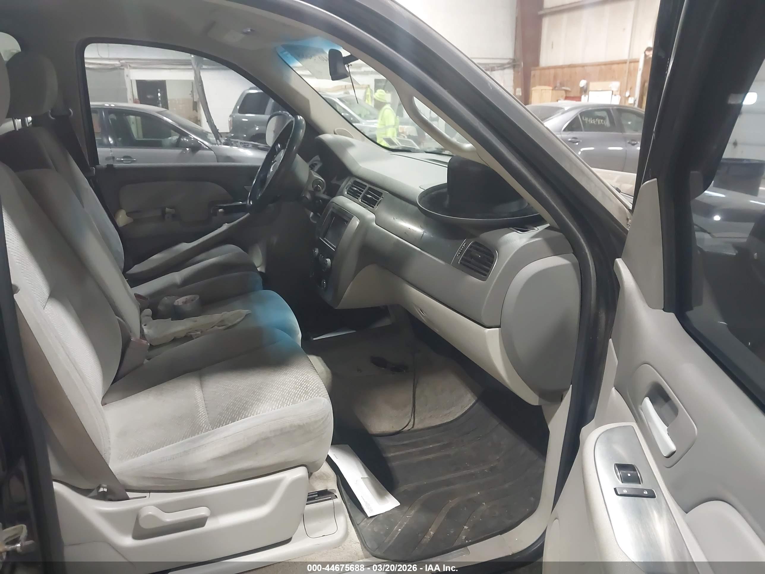 CHEVROLET SUBURBAN image 5