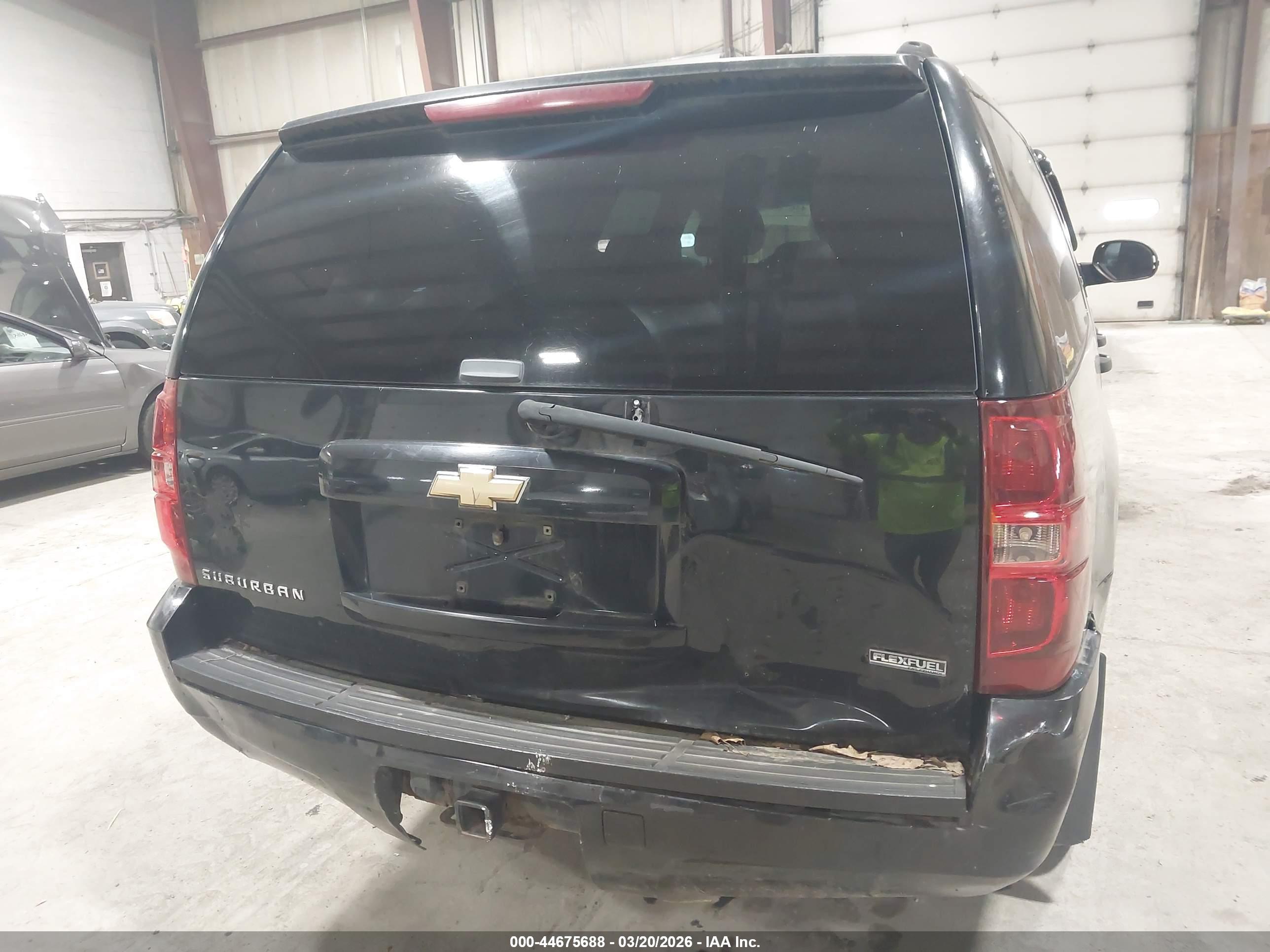 CHEVROLET SUBURBAN image 6