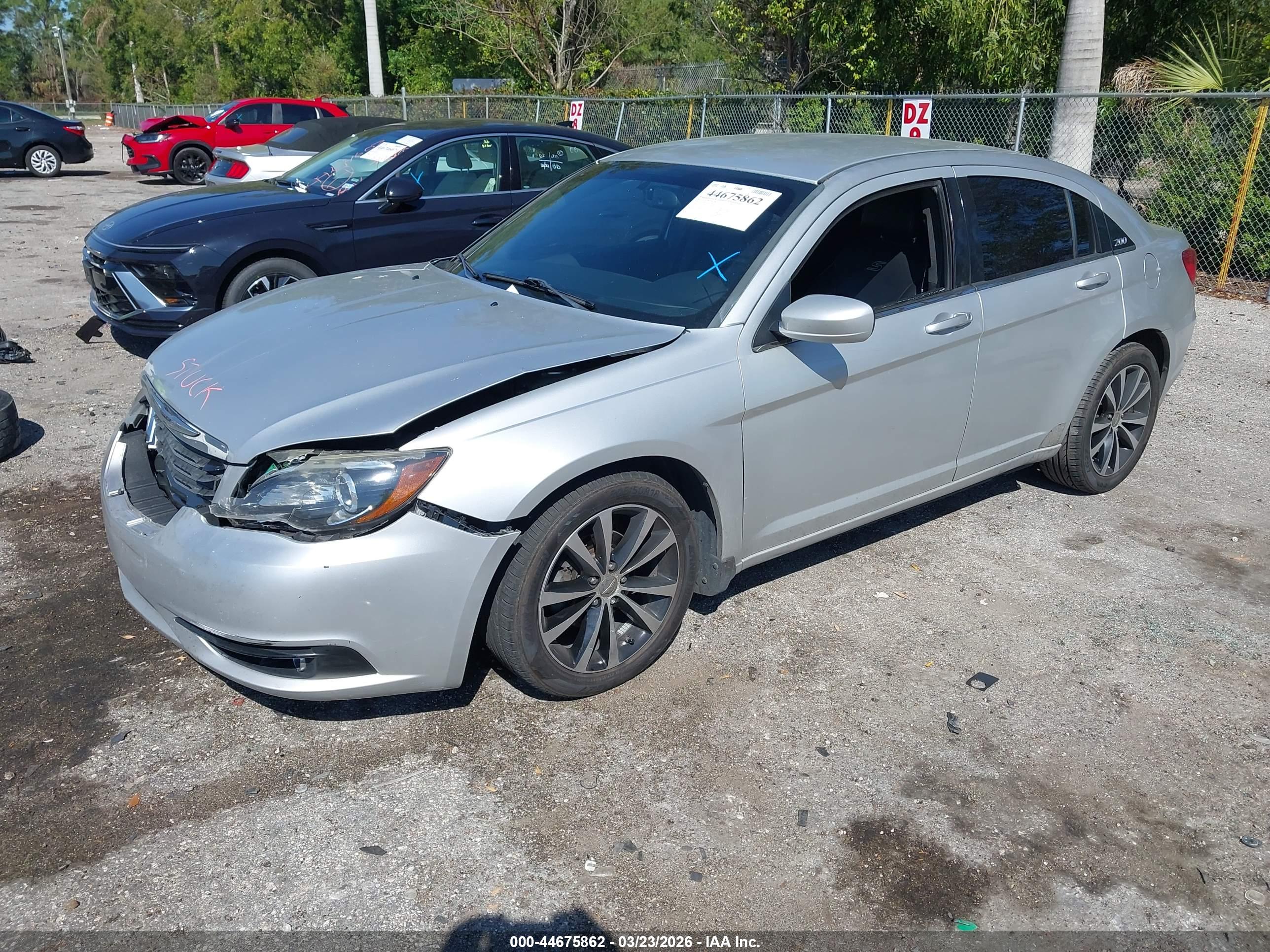 CHRYSLER 200 image 2